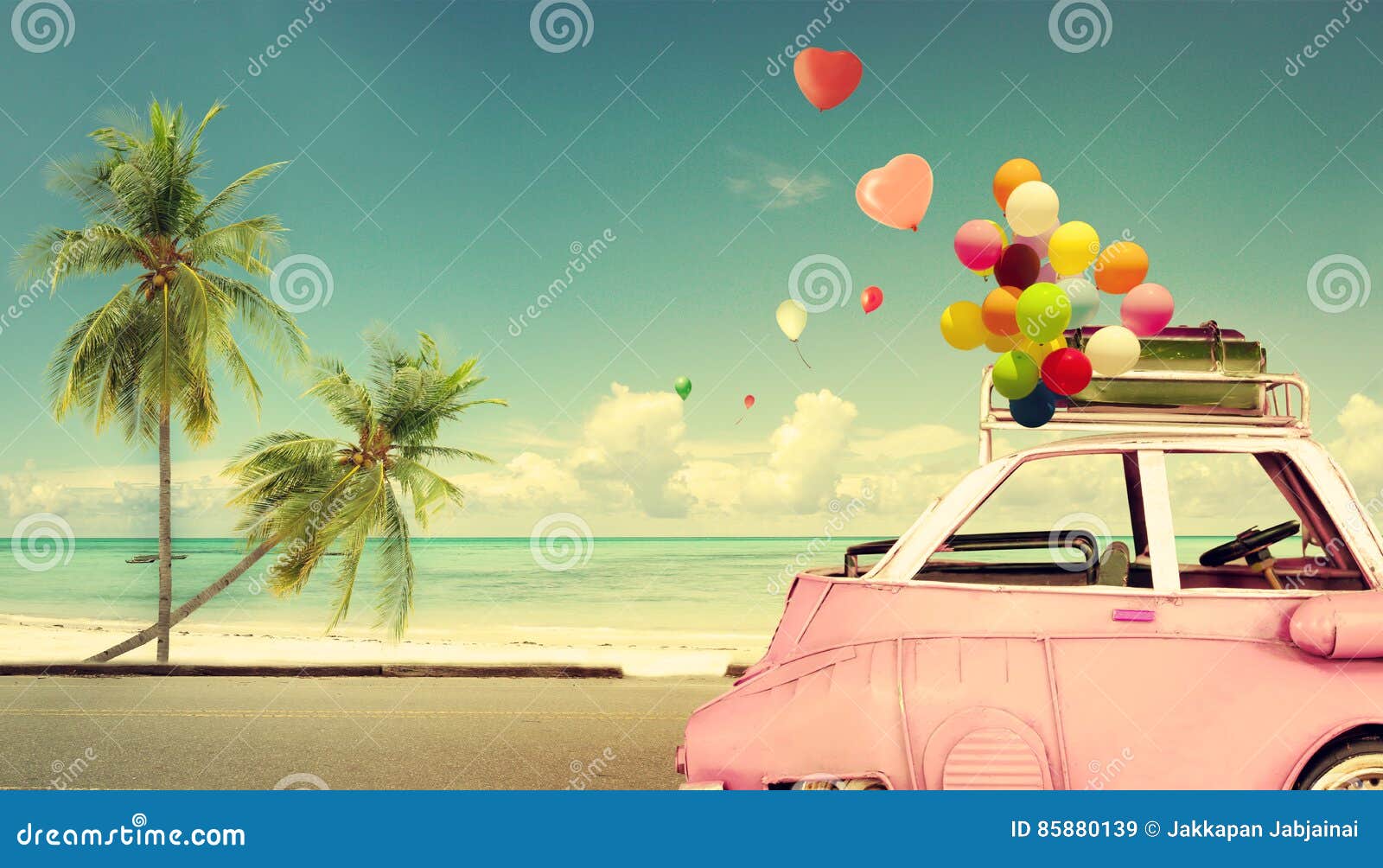 Voiture Classique Rose De Vintage Avec Le Ballon Coloré De Coeur