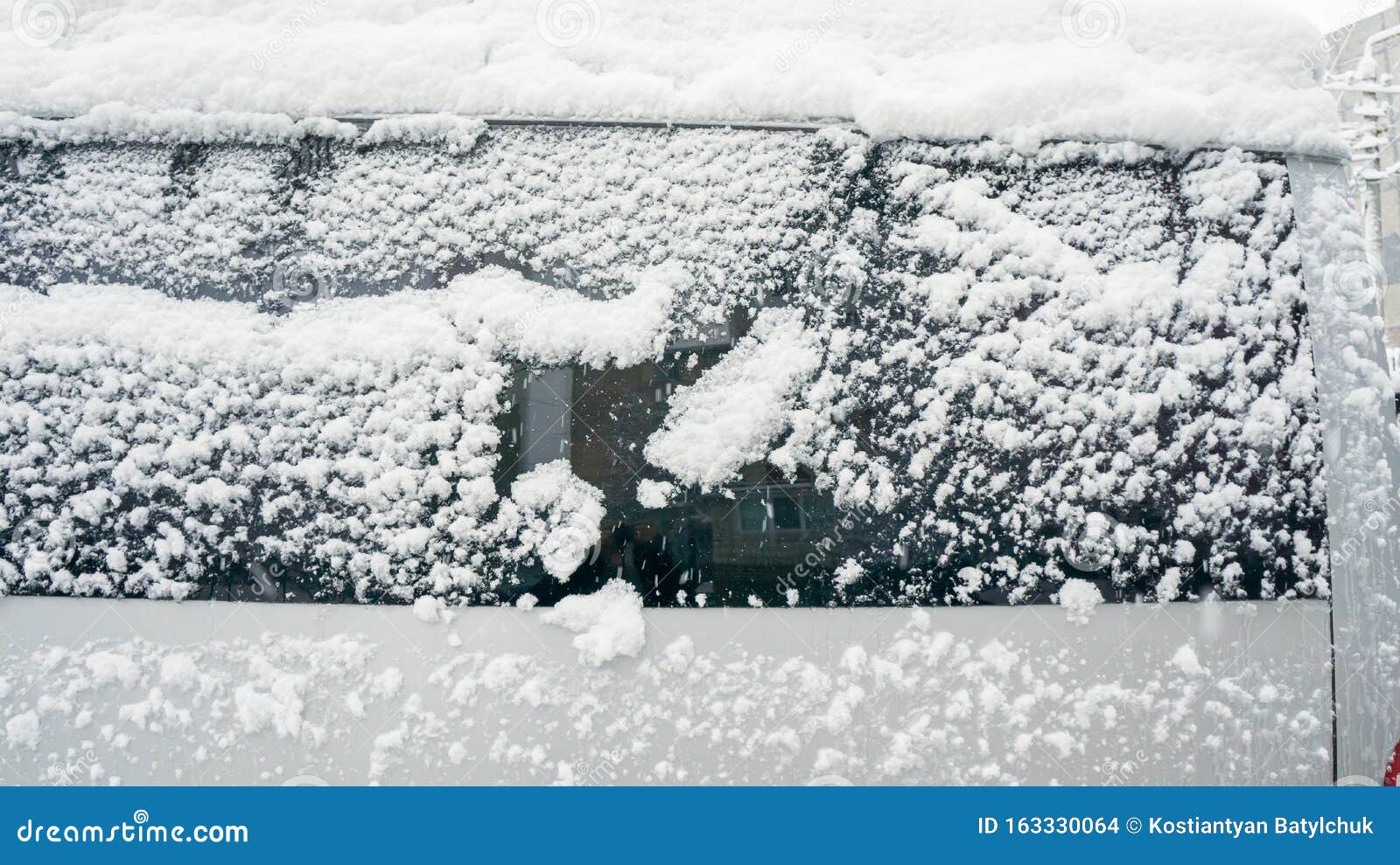 La Voiture Congelée a Couvert La Neige Dans Le Jour D'hiver, Le