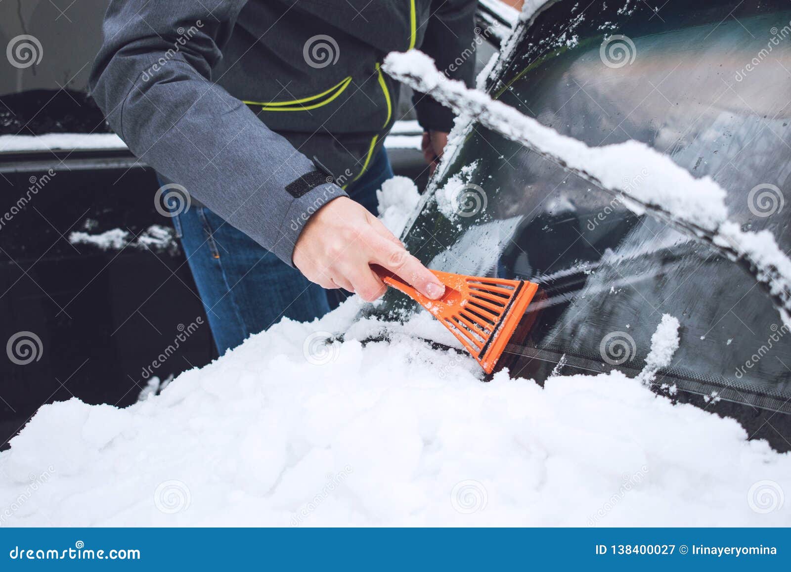 Voiture De Nettoyage D'homme De Neige Et Glace Avec L'outil De