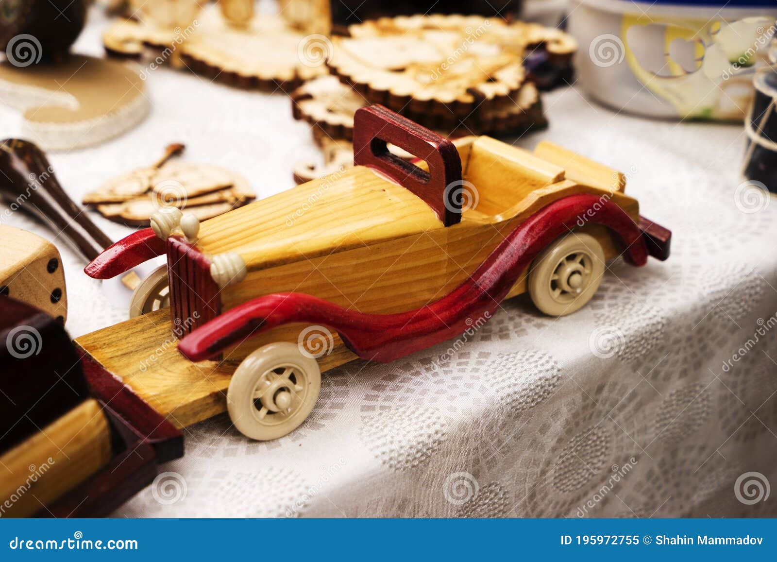 Voiture-jouet vintage en bois