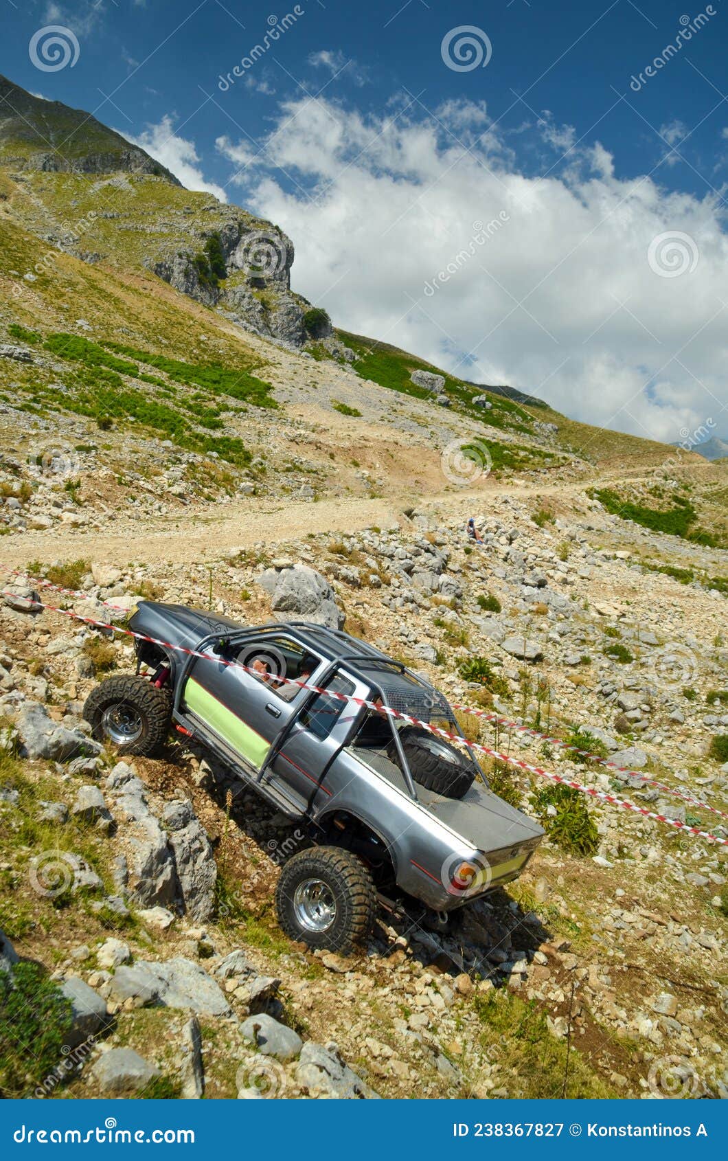 Voiture 4x4 Hors Route Escalade Sur La Montagne à Une Course En