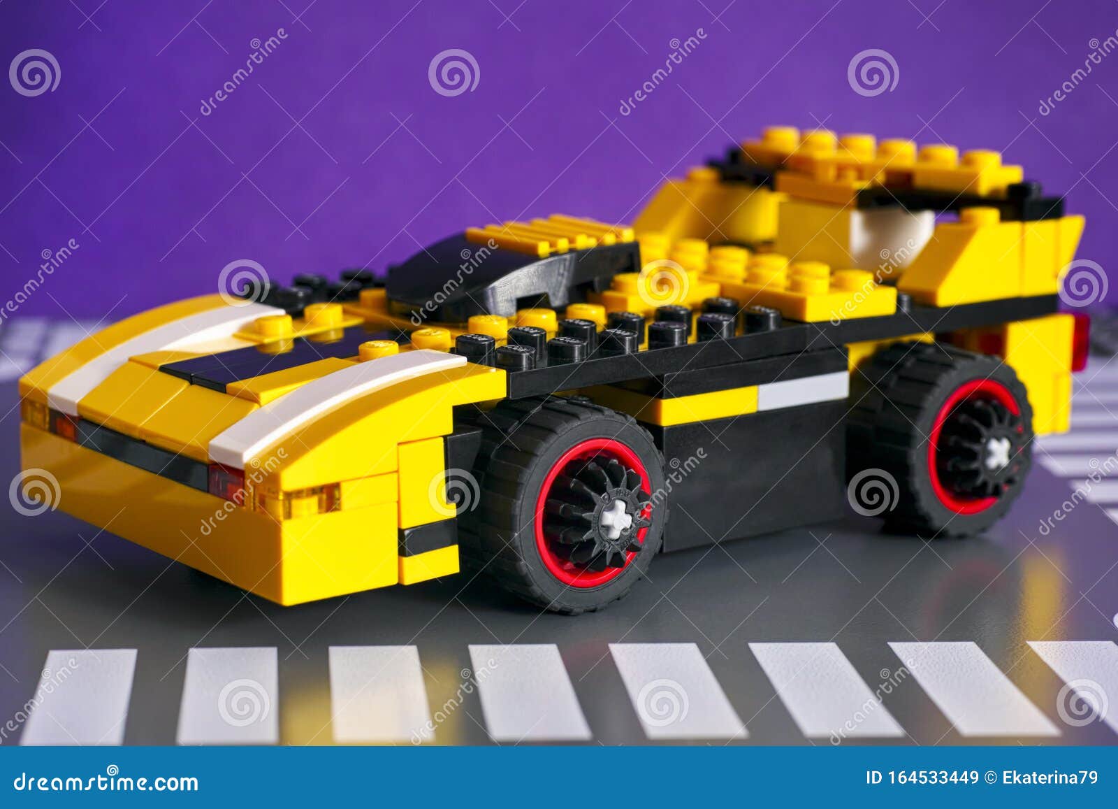 Voiture Lego Faite Sur Mesure Sur Plaque De Base De La Route Lego  Arrière-plan Pourpre Image stock éditorial - Image du route, jouet:  164533449