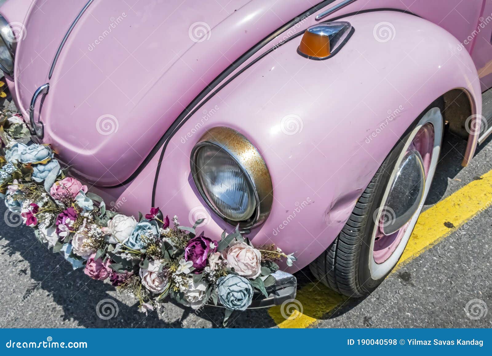 Voiture coccinelle Volskwagen rose pastel