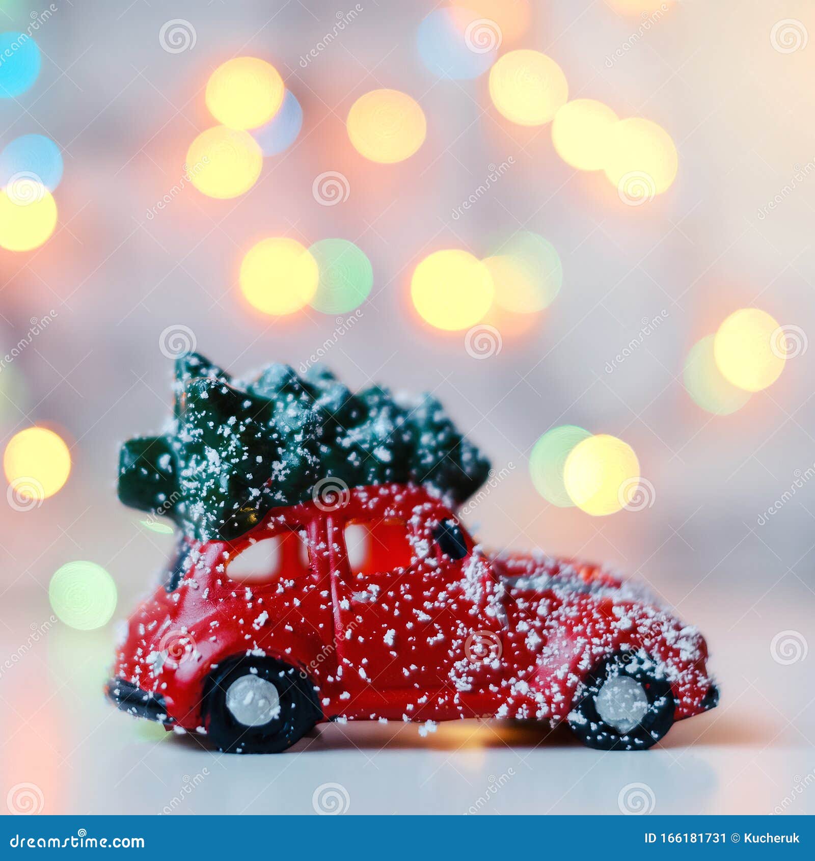 Voiture Rouge Avec Sapin De Noël Sur Le Toit, Sur Fond De Lumières Vives  Motif De Noël Image stock - Image du fond, brillant: 166181731