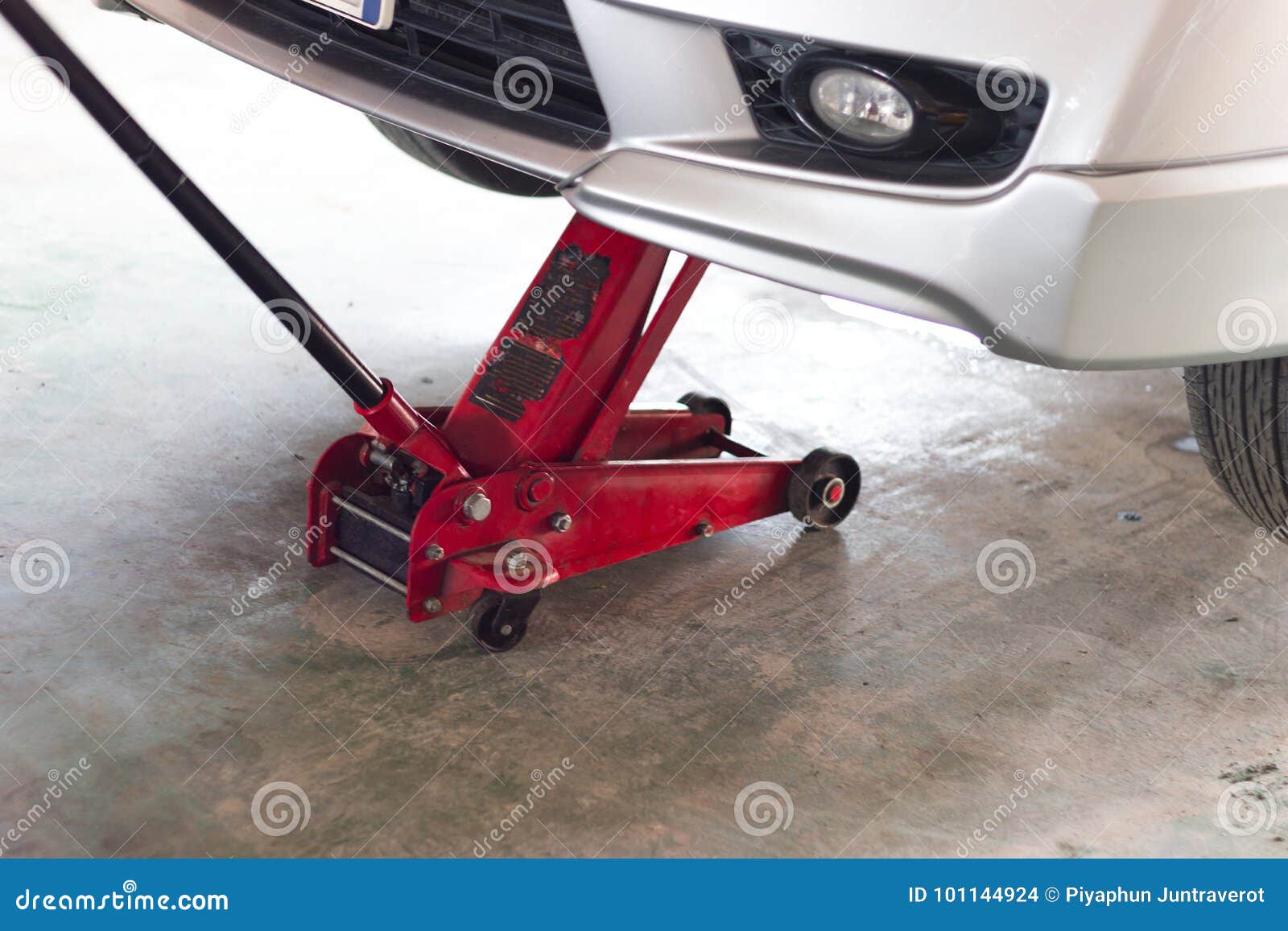 Voiture Rouge D'ascenseur De Cric Hydraulique D'outil Photo stock - Image  du difficulté, levage: 101144924