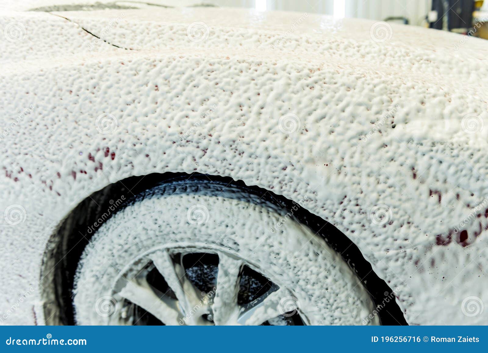 Voiture Rouge De Lavage Avec De La Mousse Active Au Service De La