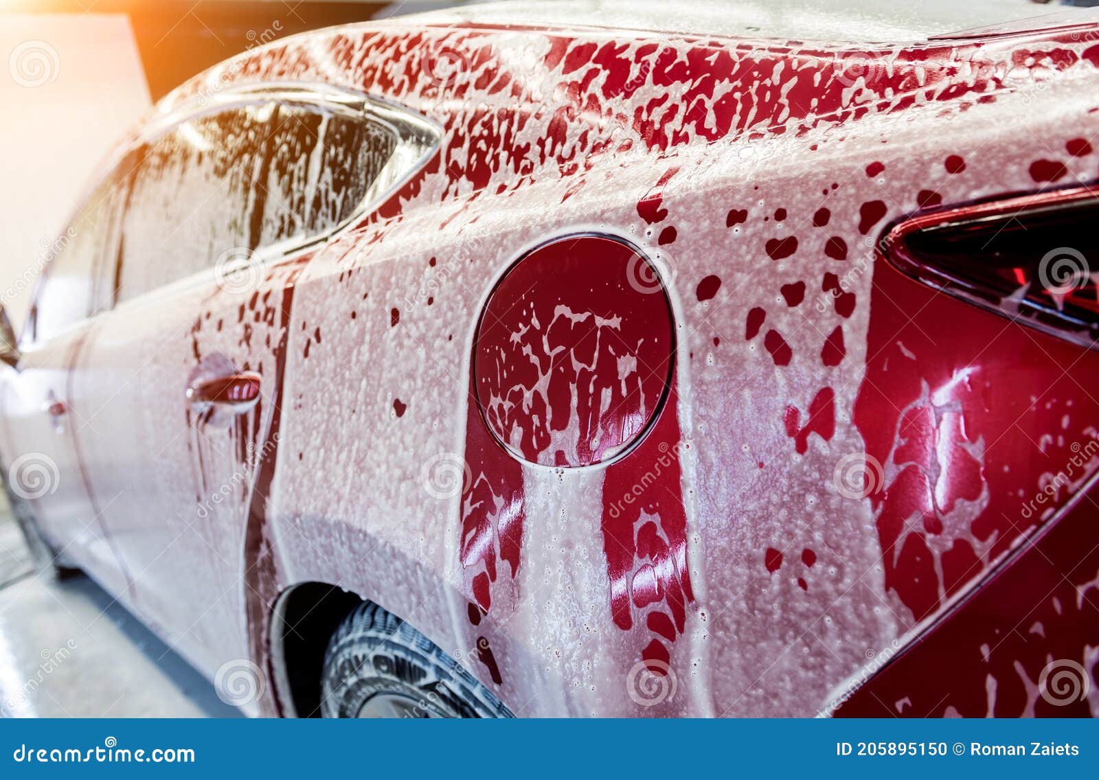 Voiture Rouge De Lavage Avec De La Mousse Active Au Service De La