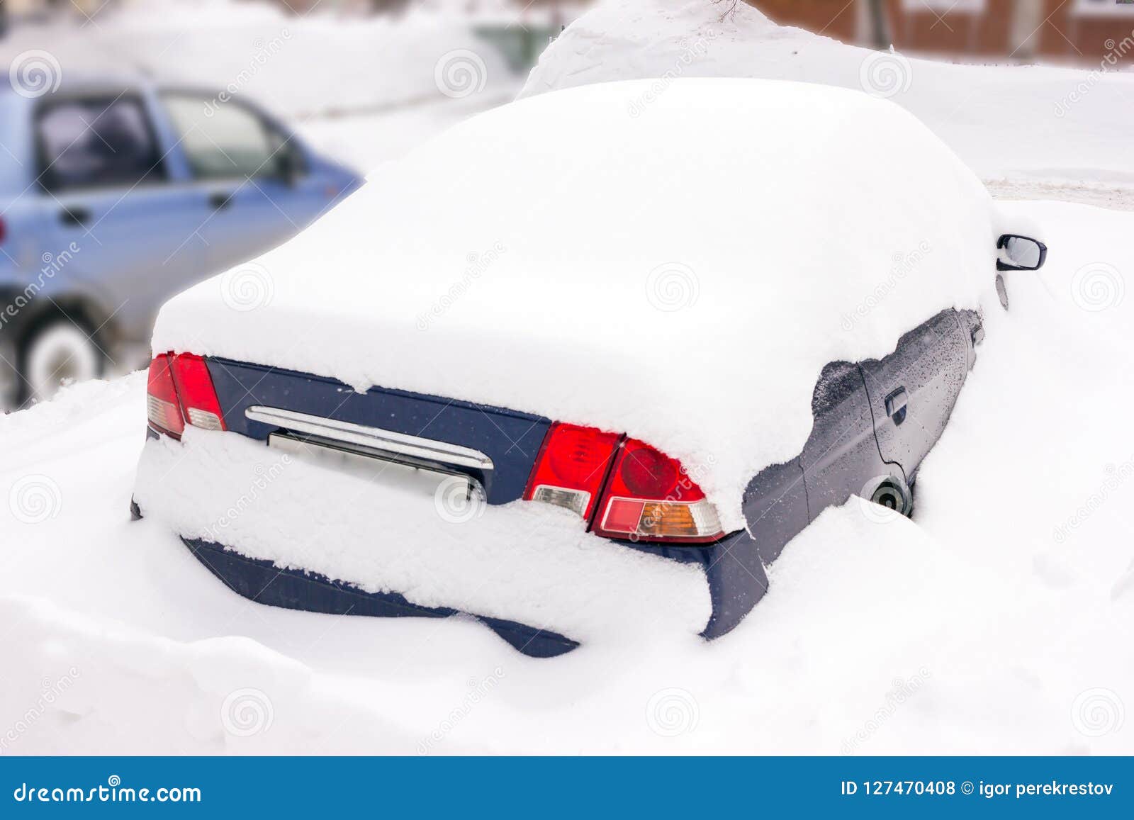 Voiture Sous La Neige. Neige Lourde. Image stock - Image du neige