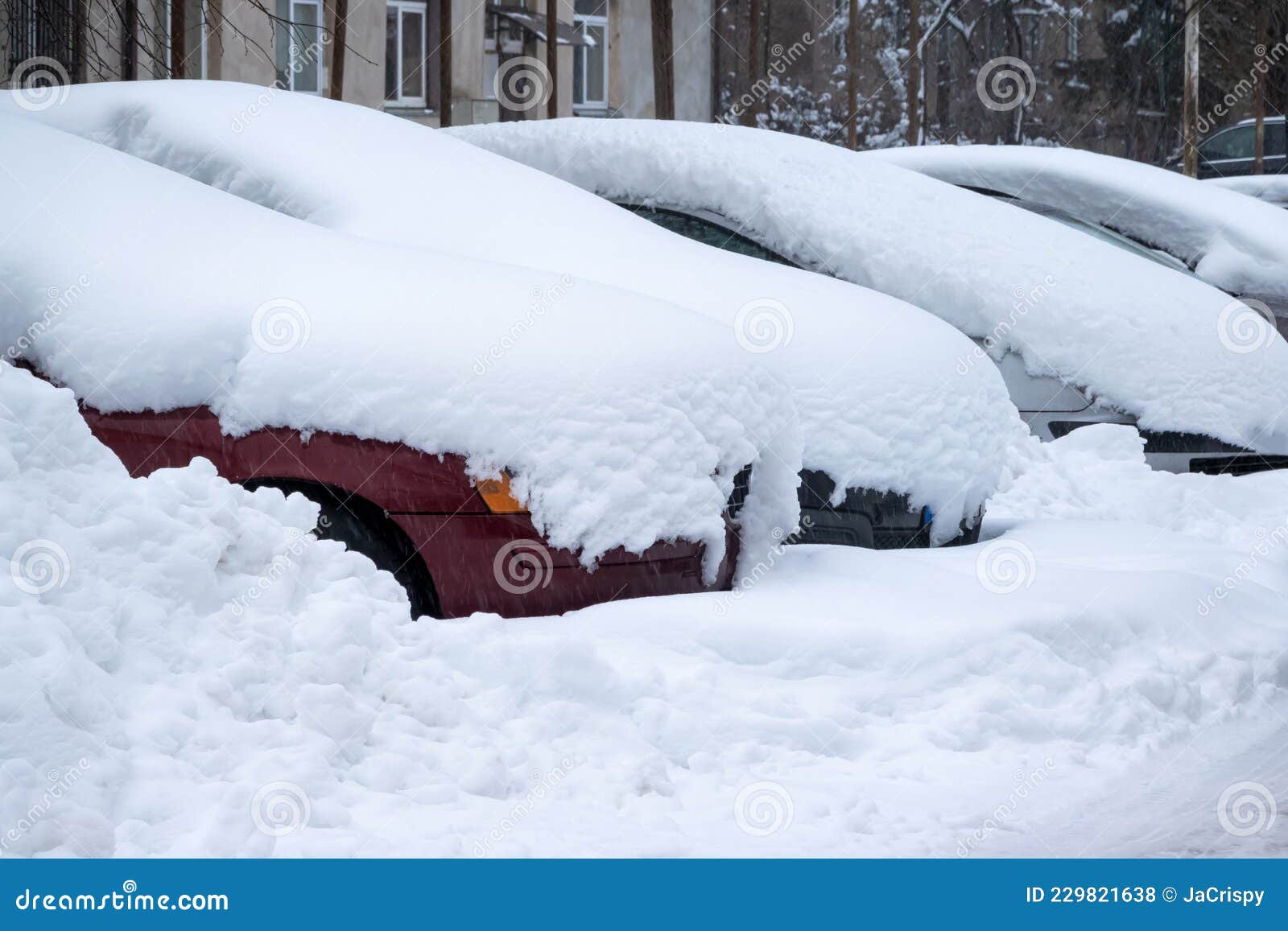 Voiture Sous Une épaisse Couverture De Neige Après La Tempête. Véhicules  Ensevelis Sous La Glace. Personne Photo stock - Image du véhicule, automne:  229821638