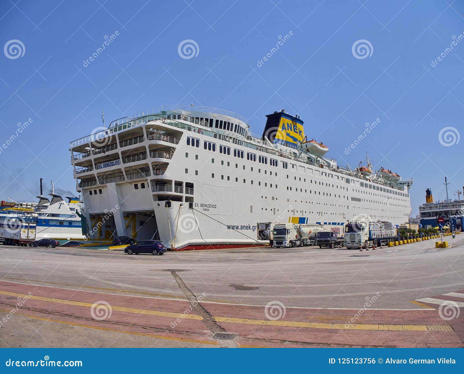 Voitures embarquant dans un ferry Port de Le Pirée Région d'Attique, Grèce. Le Pirée, Grèce - 2 juillet 2018 Voitures et camions embarquant dans un ferry au port de Le Pirée Région d'Attique, Grèce