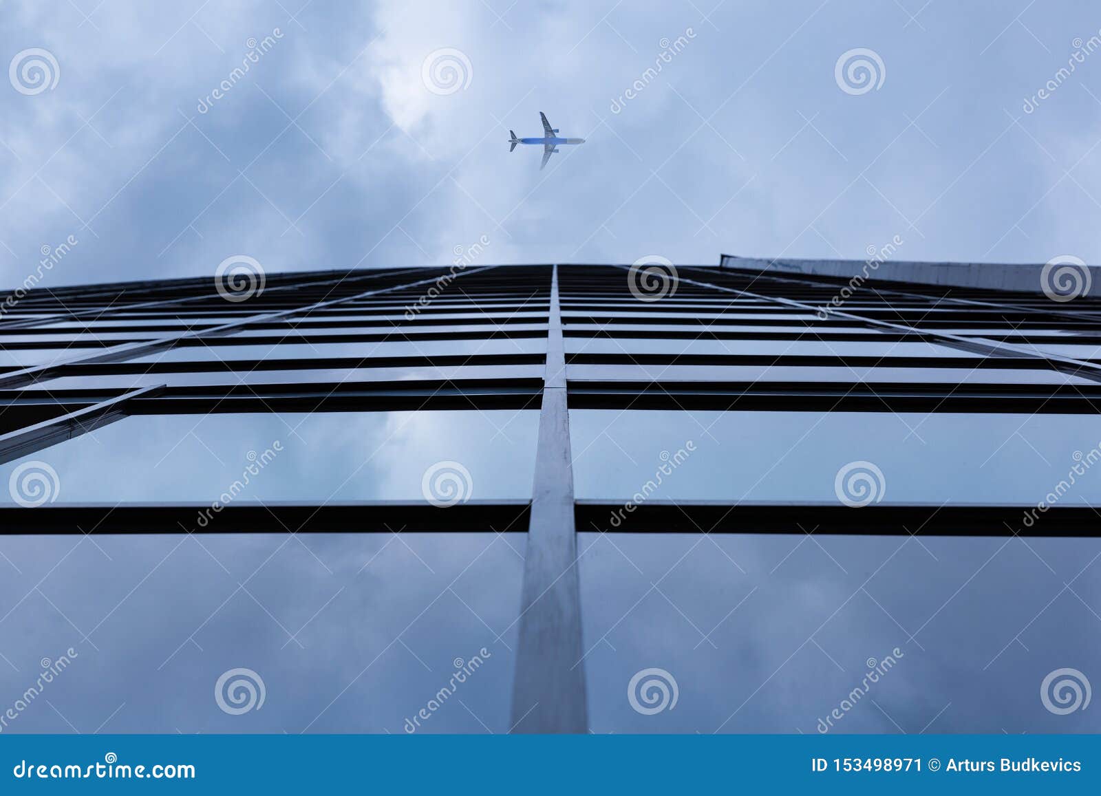 Vol d'avion au-dessus de l'immeuble de bureaux en verre d'architecture moderne dans une lumière naturelle