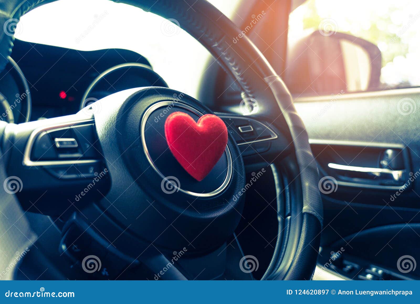 Volant Avec L'objet De Rouge De Coeur Idée De Concept De Voiture D'amour  Inter Image stock - Image du console, coeur: 124620897