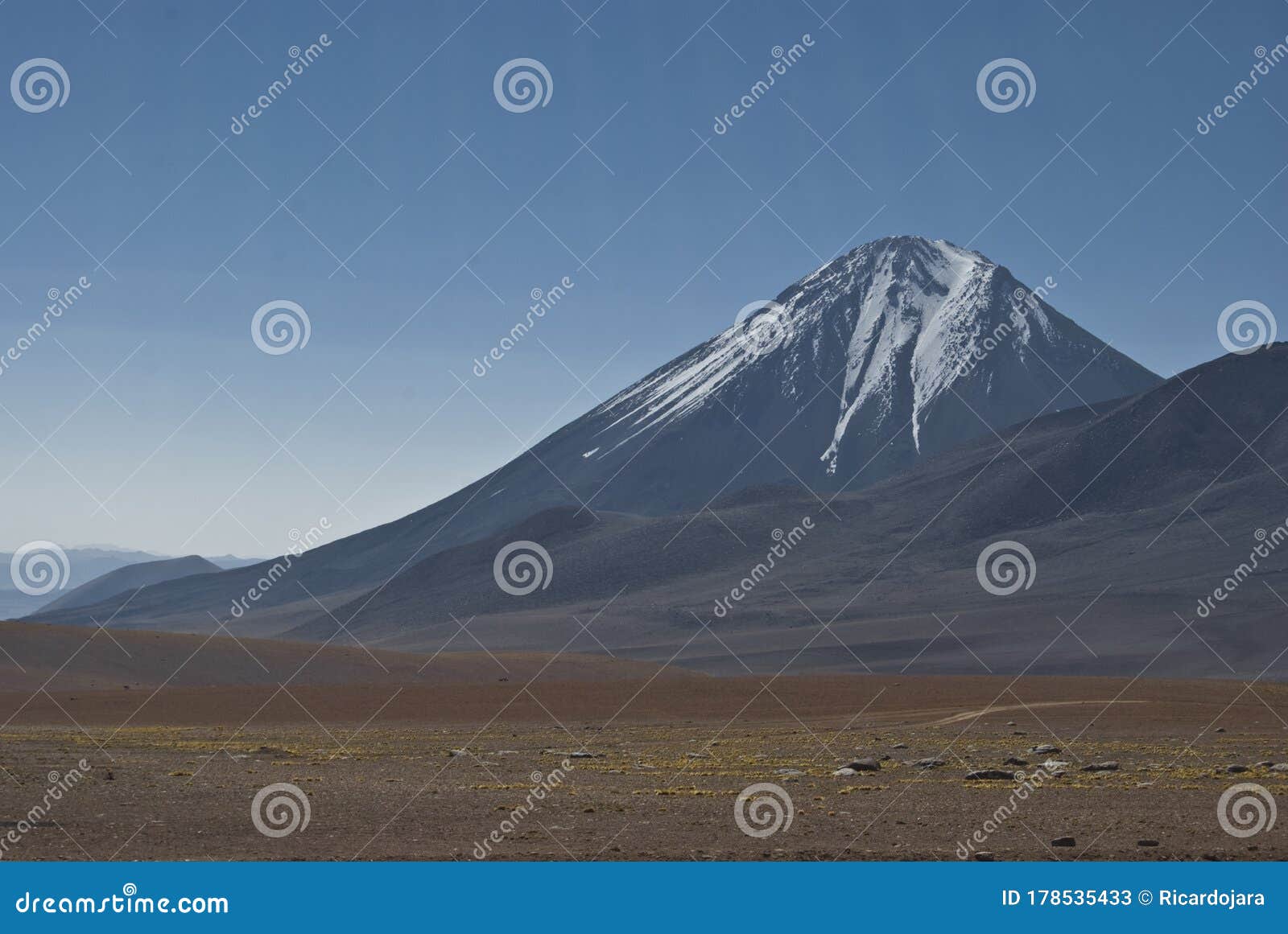 volcan licankabur en el desierto de atacama chile