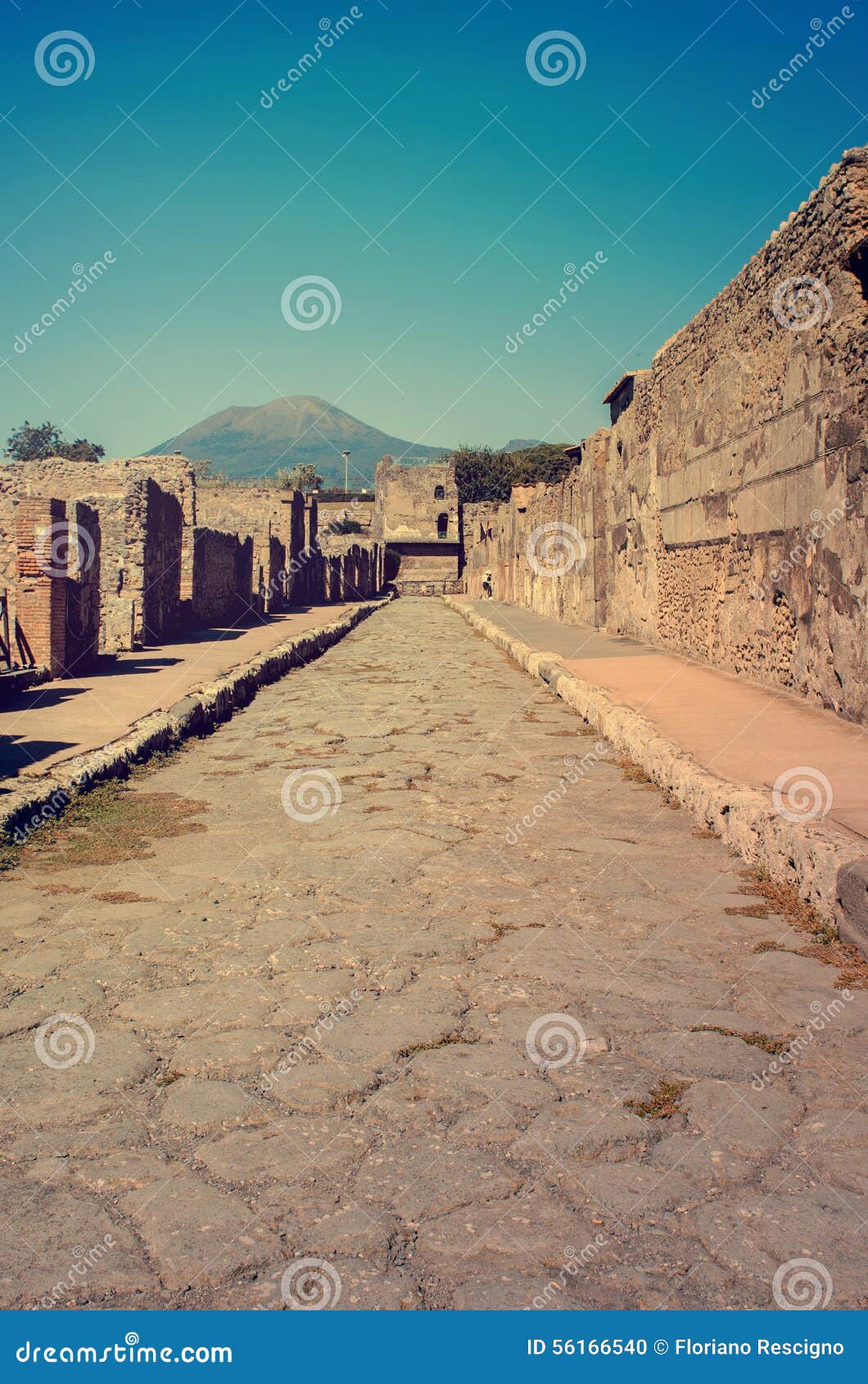 Volcano Mount Vesuvius em Pompeii. Pompeii é uma cidade-cidade romana arruinada e parcialmente enterrada perto de Nápoles moderna na região italiana de Campania, no território do comune de Pompeia Junto com Herculaneum, sua cidade de irmã, Pompeii foi destruída, e enterrada completamente, durante uma erupção catastrófica longa do vulcão o Monte Vesúvio que mede dois dias no ANÚNCIO 79