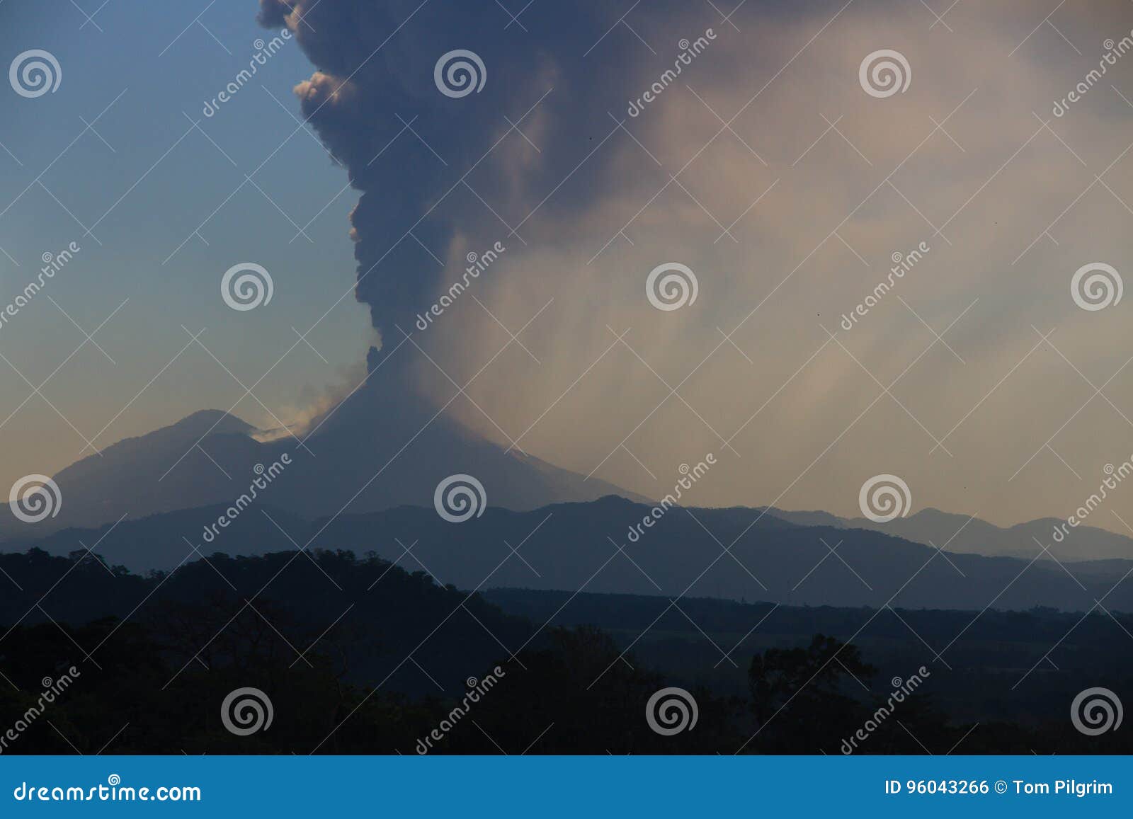 volcano pacaya erupting