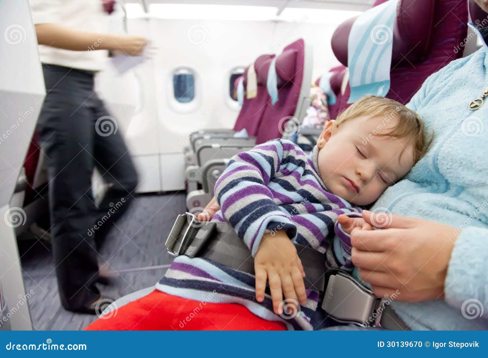 Enfantez et sommeil voyage de bébé de deux ans sur l'avion. Voler avec des enfants. Enfantez et sommeil voyage de bébé de deux ans sur une avion de ligne commerciale