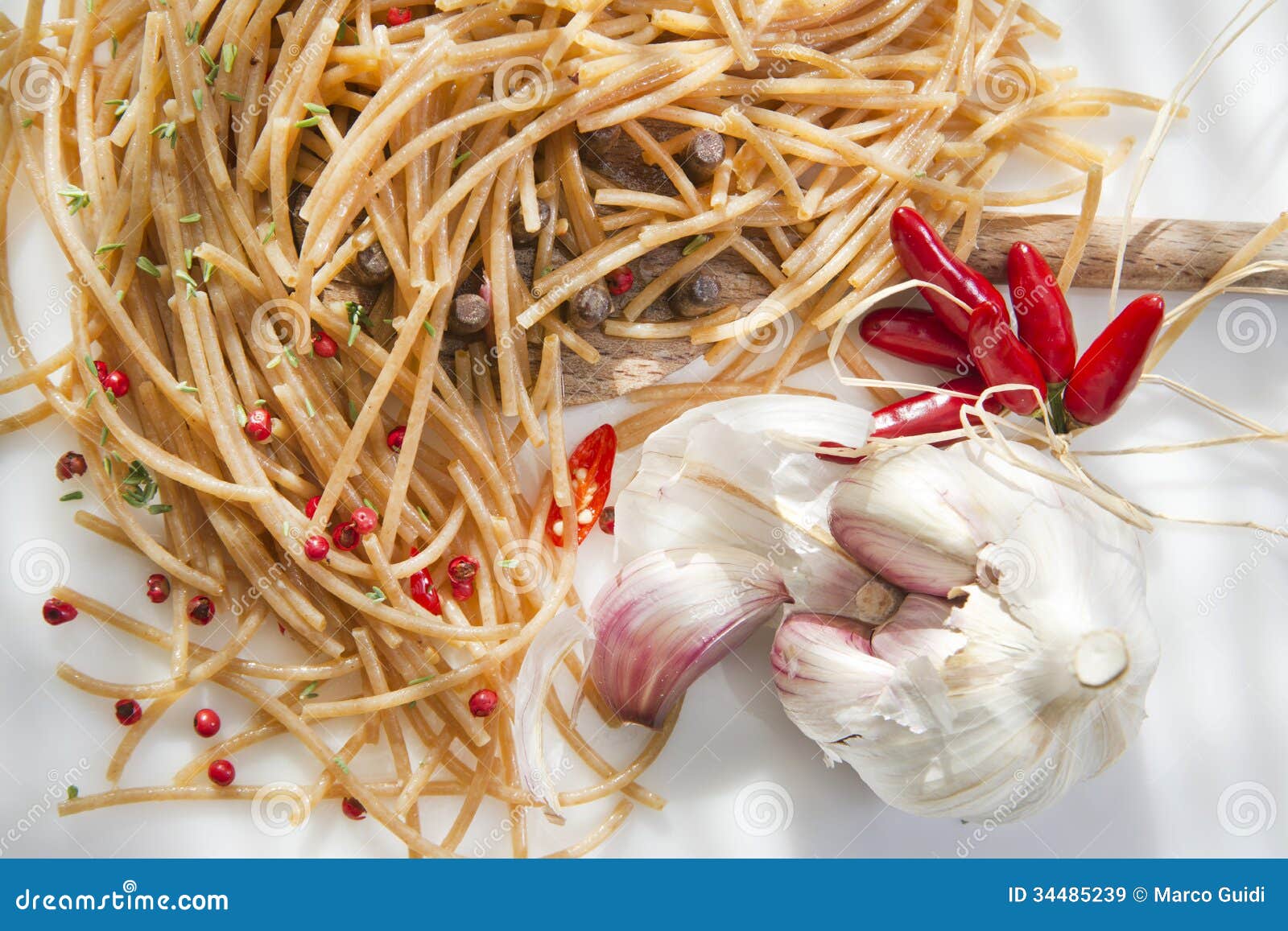 Volkorenspaghettiknoflook en Chili Oil. Schotel van Italiaanse Keuken, Spaghetti Integraal Knoflook en Chili Oil