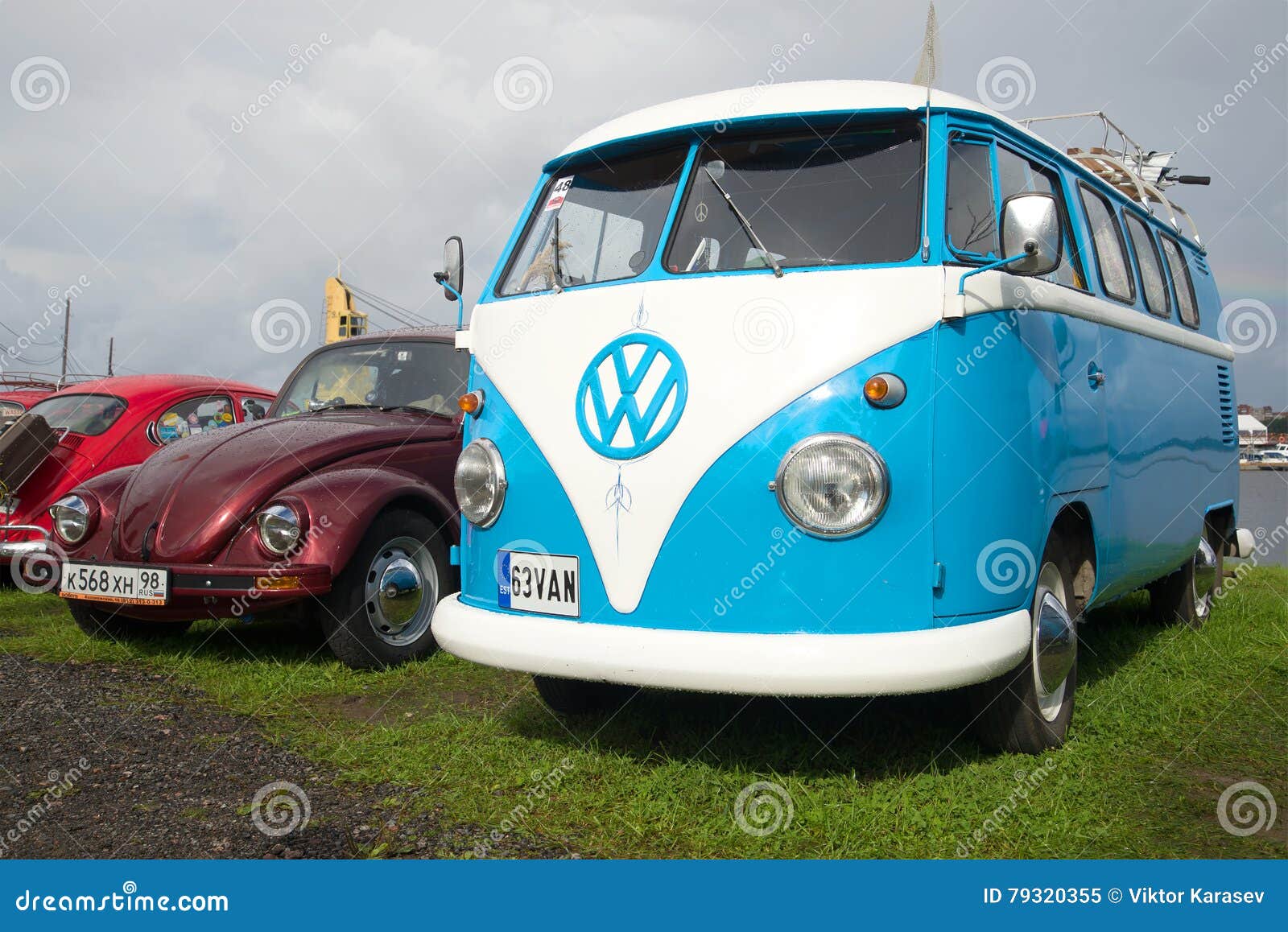 lint Dicht Prijs The Volkswagen Beetle Car and Microbus of Volkswagen T1 Kombi of the 1950th  Years at an Exhibition Parade of a Retro Cars Editorial Image - Image of  beetle, fortune: 79320355