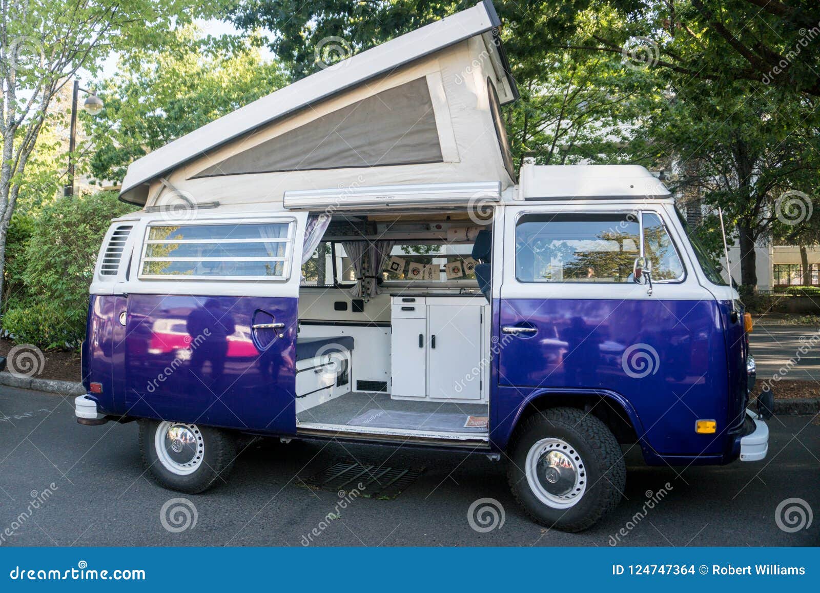 injecteren herinneringen kader Volkswagen Bus Camper van. editorial stock image. Image of camper - 124747364 injecteren herinneringen kader Volkswagen Bus Camper van. editorial stock image. Image of camper - 124747364
