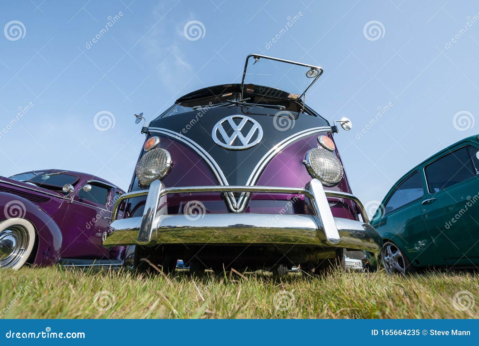 Volledig hersteld paarse gespleten Volkswagen Camper van op een vergadering van klassieke voertuigen in Rushmoor, VK - 19 april 2019