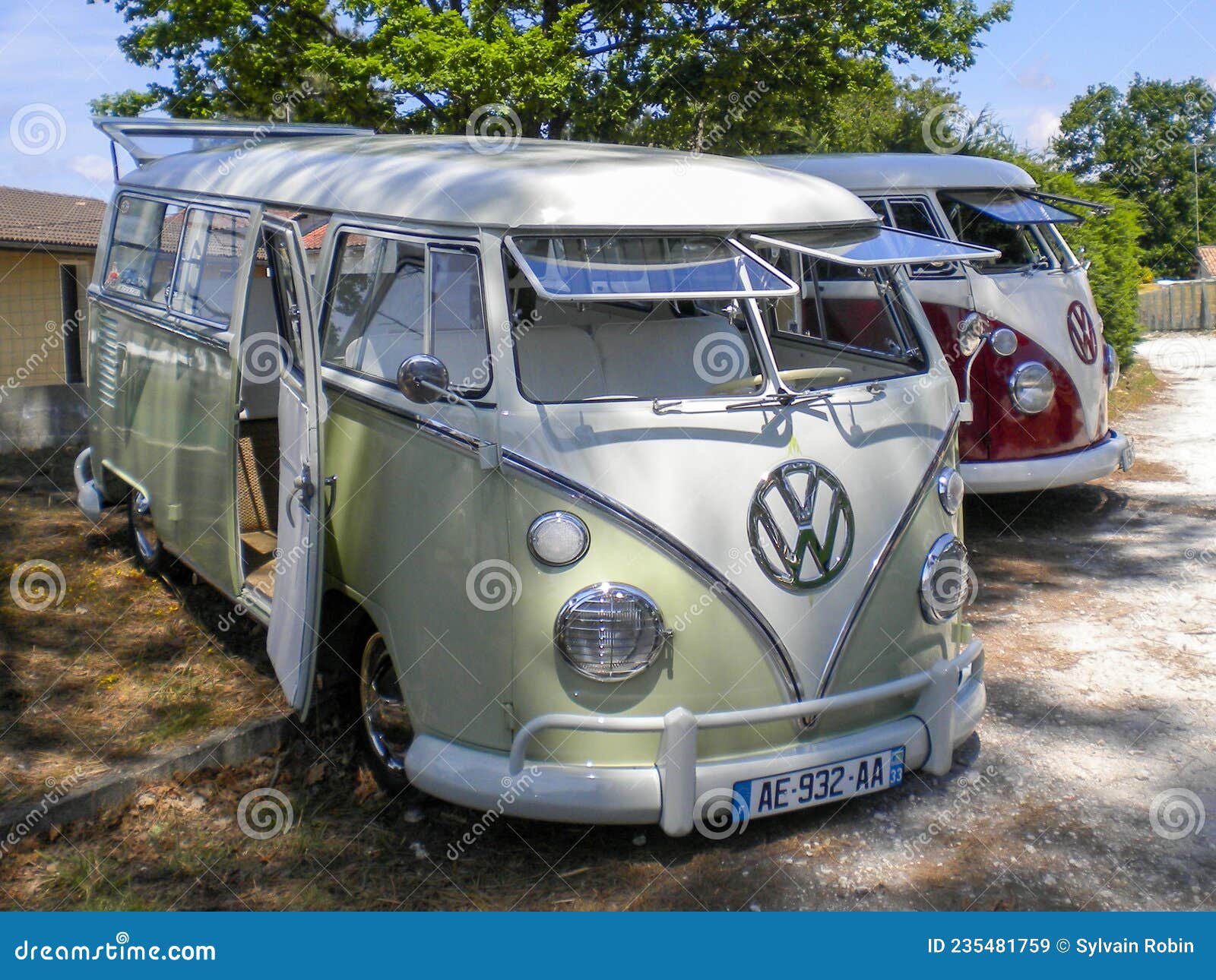 Volkswagen Kombi Vintage Vw Logo Signo En Bus Antiguo Insignia De Vehículo  Retro Imagen de archivo editorial - Imagen de divisa, panel: 235481759