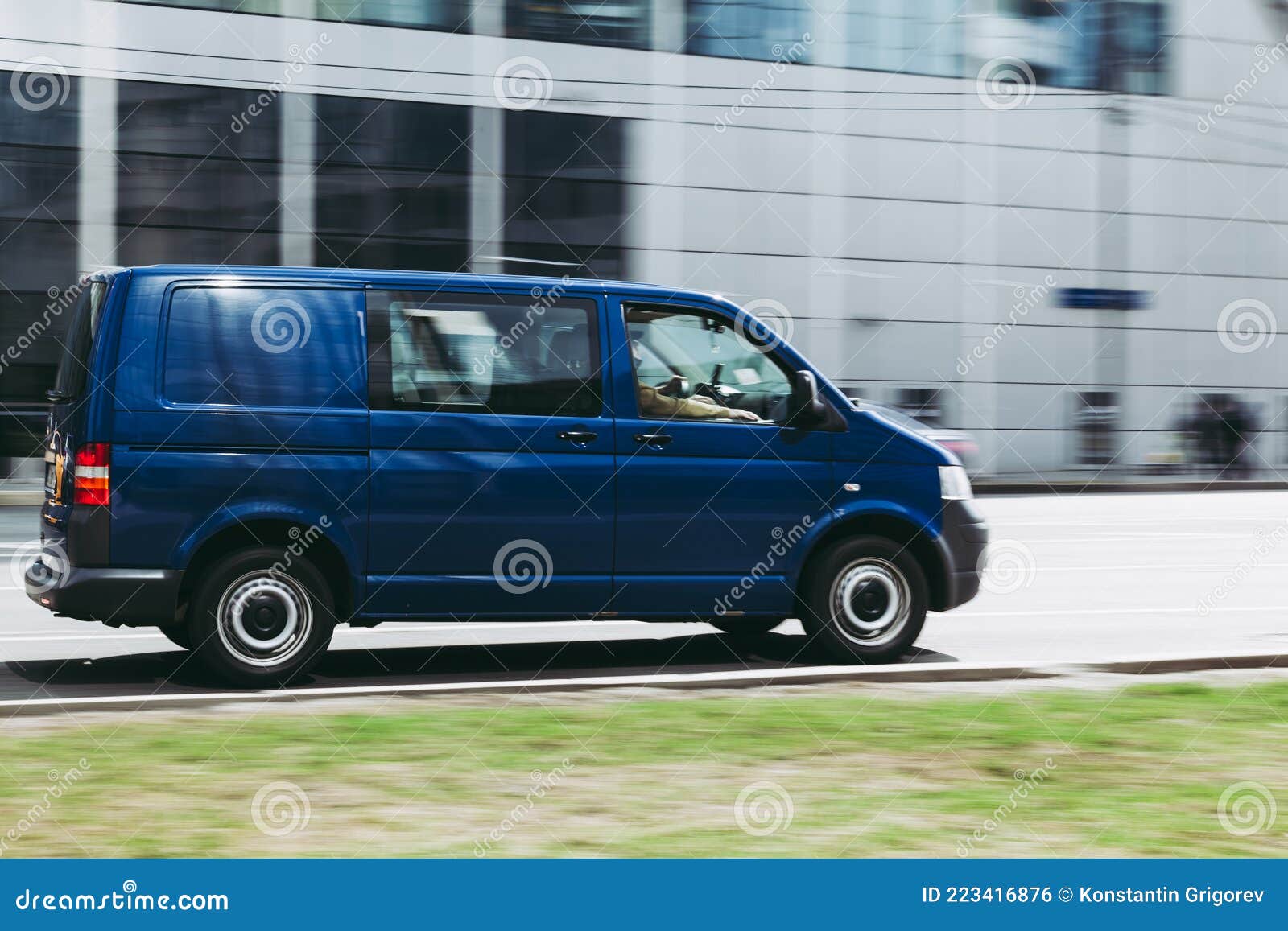 Volkswagen T5 Wordt Snel in Beweging Gebracht Op Stadsweg. " Blauwe Van Rides Op Straat ". Commerciële Auto in Snelle Redactionele Foto - Image of klasse, stad:
