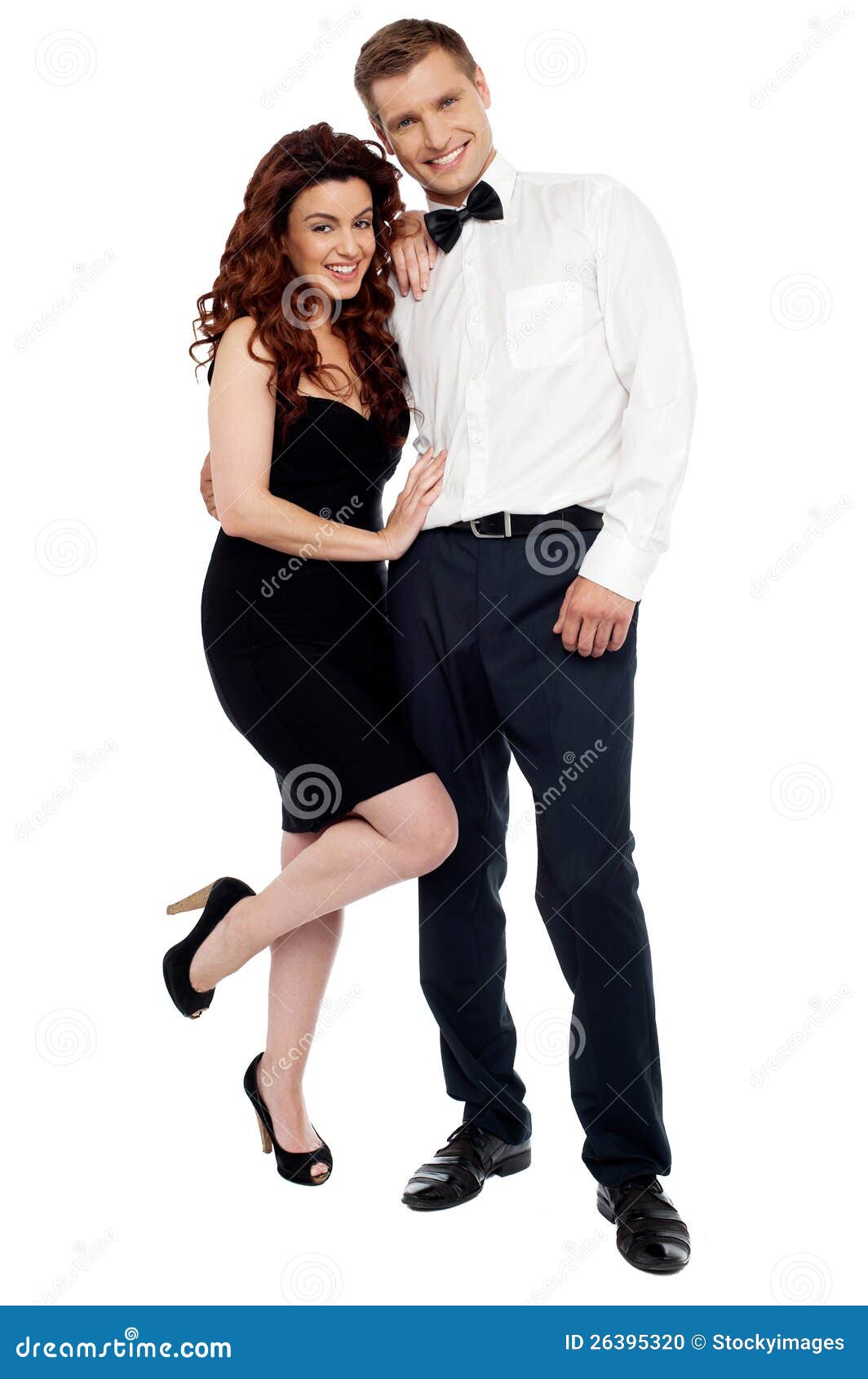 In voller Länge Portrait der attraktiven Paare kleidete in der Partyabnutzungskleidung an. Getrennt gegen Weiß