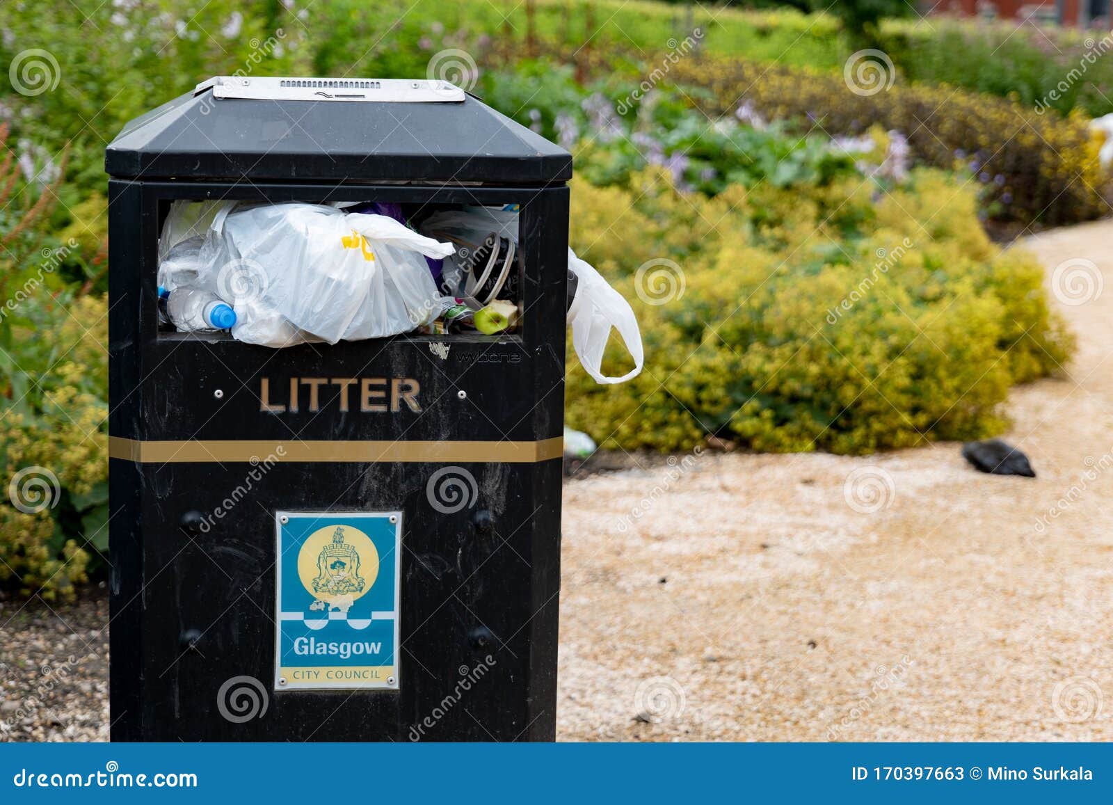 Voller Mülleimer in Einem Park in Glasgow, Das Mot Für Eine Lange Zeit  Durch Technische Dienstleistungen Geleert Worden Ist Bild Redaktionelles  Stockfoto - Bild von überlaufen, flasche: 170397663