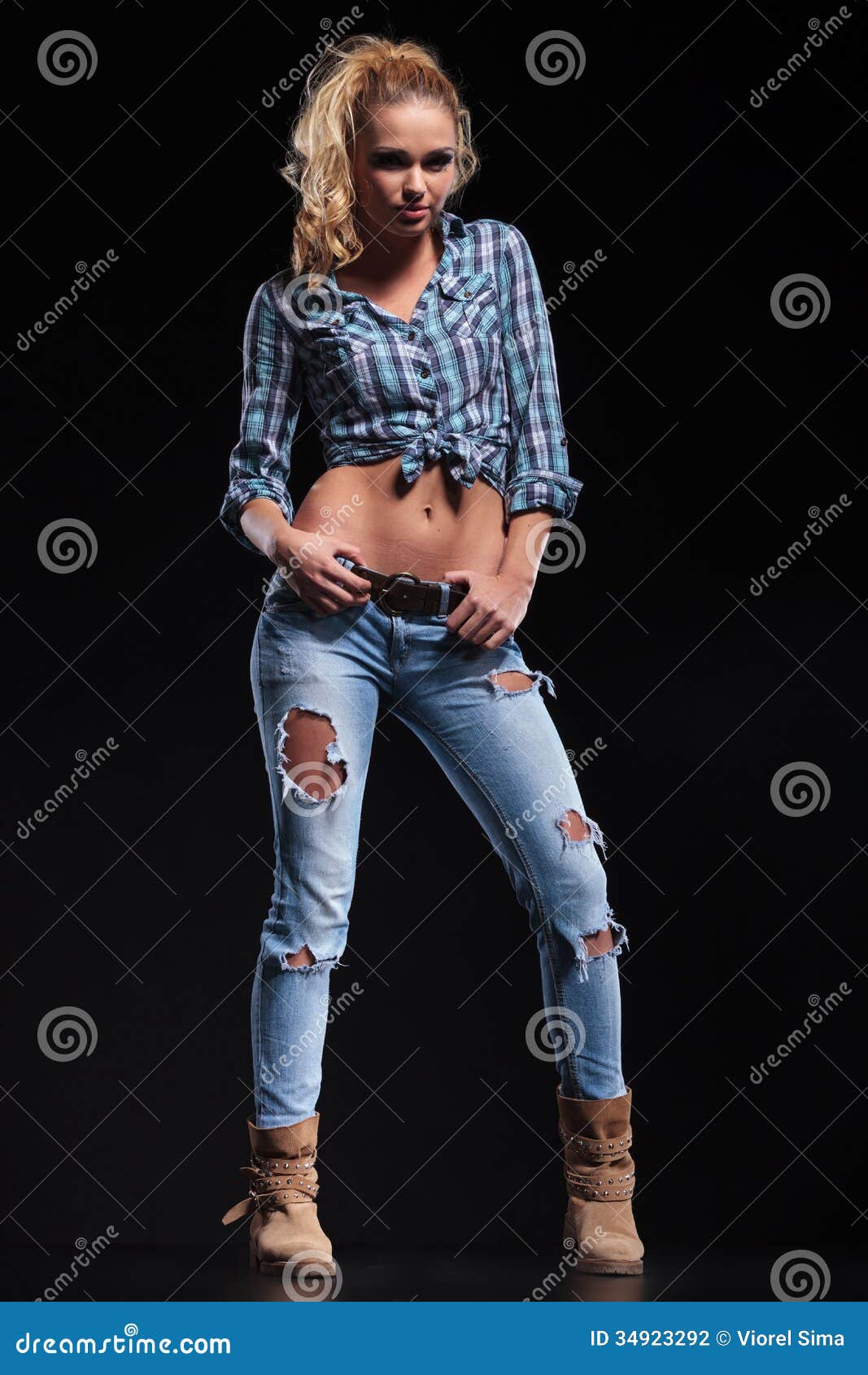 Volles Körperbild Einer Heißen Jungen Frau Im Jeanshemd Und Stiefeln Stockfoto Bild Von 