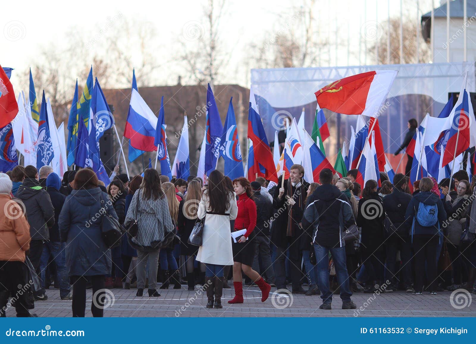 Демонстрация крым. Демонстрация крымчан 2014. Флаг России на демонстрации. Крым демонстрации 2014 фото. Женщина в сером с флагом России на демонстрации.