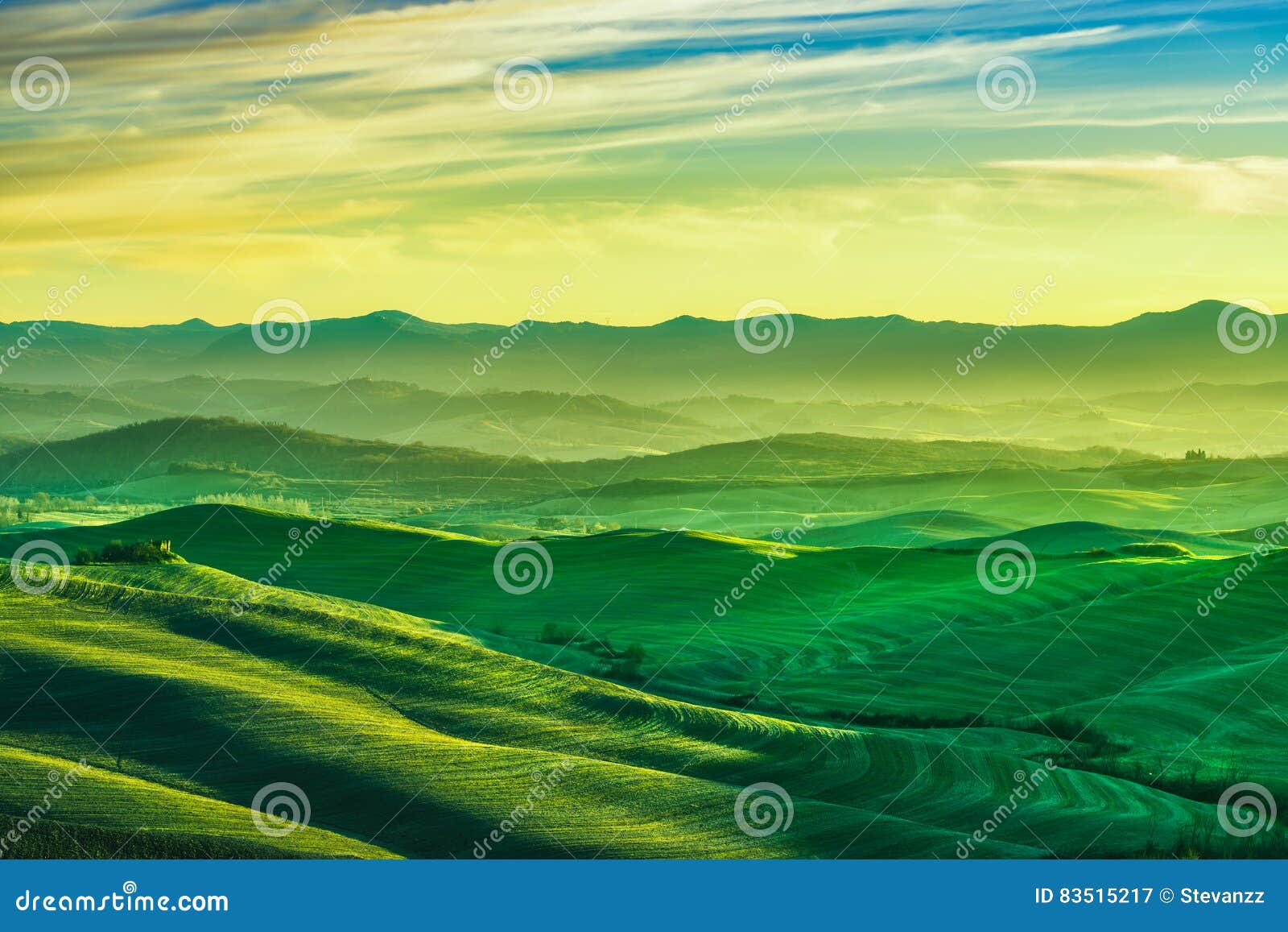 Volterra vinterpanorama, Rolling Hills och gräsplanfält på solar. Volterra vinterpanorama, Rolling Hills och gräsplanfält på solnedgång Tuscany Italien, Europa