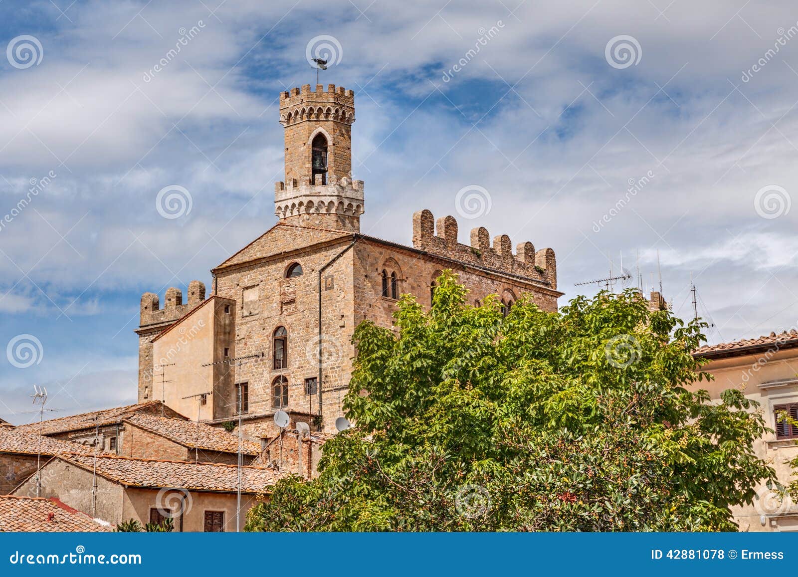 Άποψη του μεσαιωνικού dei Priori Palazzo σε Volterra, Τοσκάνη, Ιταλία - το αρχαιότερο Tuscan Δημαρχείο (1257)