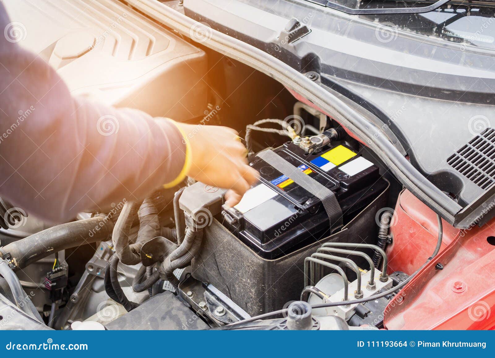 Voltmètre D'utilisation De Mécanicien De Voiture Pour Vérifier Le Niveau De  Tension De Batterie De Voiture Photo stock - Image du sondes, affichage:  111193664