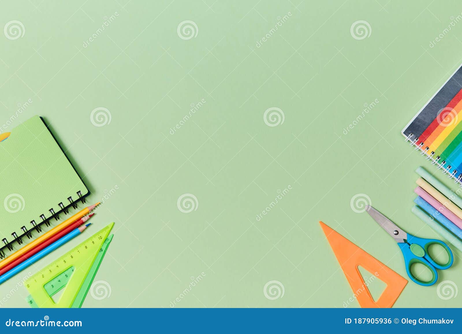 fotografías monocromáticas y en color, libro verde cerrado, colección  escolar. ilustración vectorial, estilo de dibujos animados sobre un fondo  blanco, juego de libros para colorear 7817818 Vector en Vecteezy