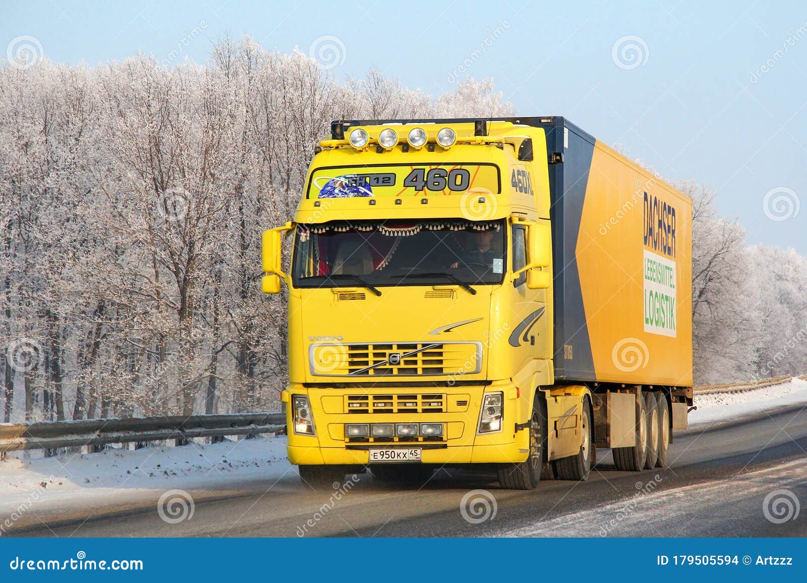 KHABAROVSK, RÚSSIA - 29.o SEP, 2018: O Caminhão Articulado Amarelo Volvo  A40F Está Trabalhando No Aeroporto Na Construção De Um N Foto de Stock  Editorial - Imagem de aeroporto, trator: 149758263