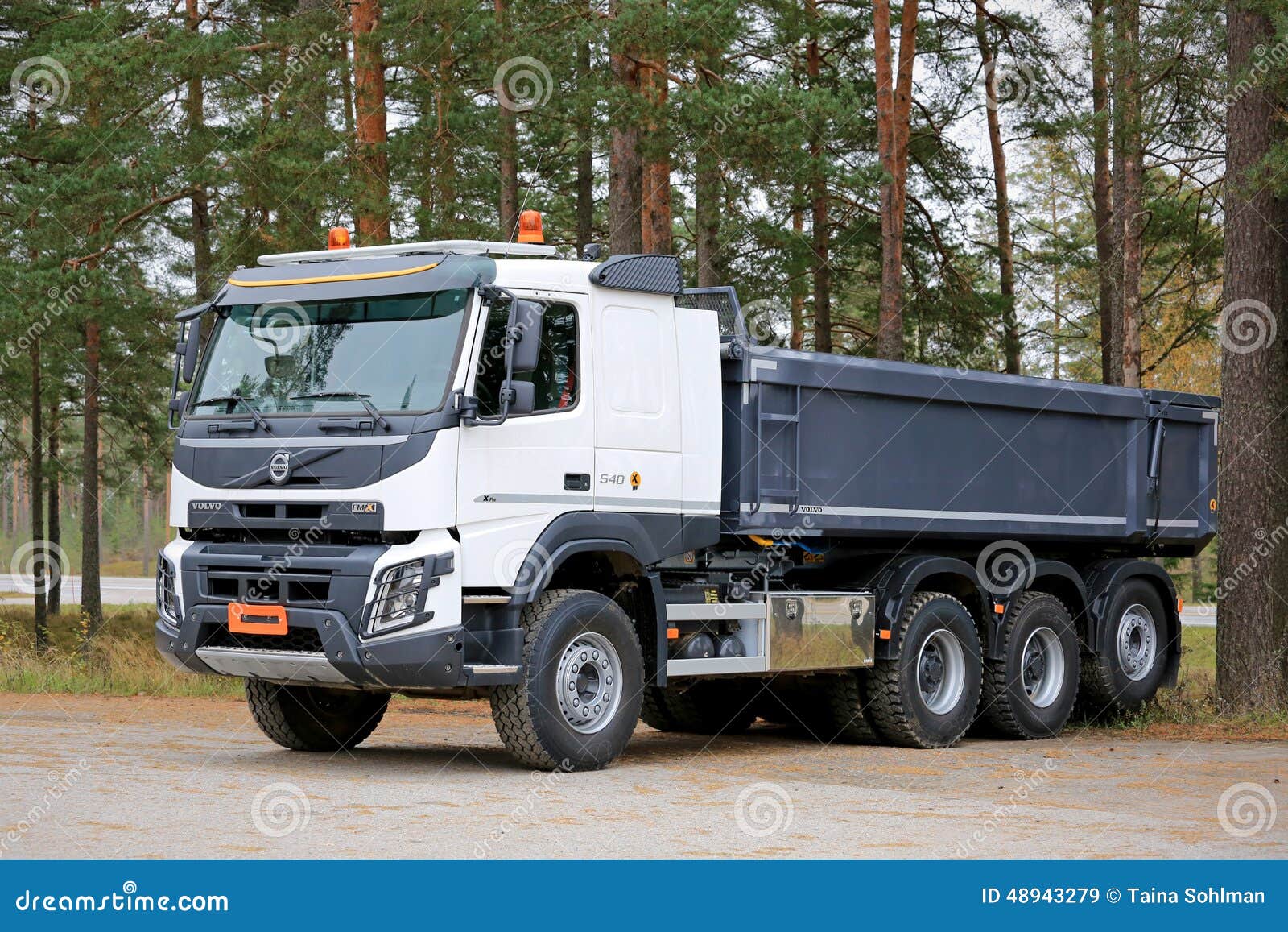 VOLVO FMX 460 heavy duty construction dumper truck Stock Photo - Alamy