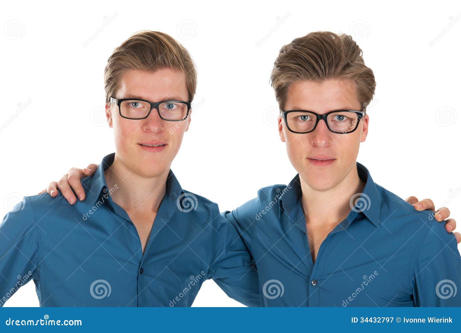 Identiek volwassen mannelijke tweelingen in studio