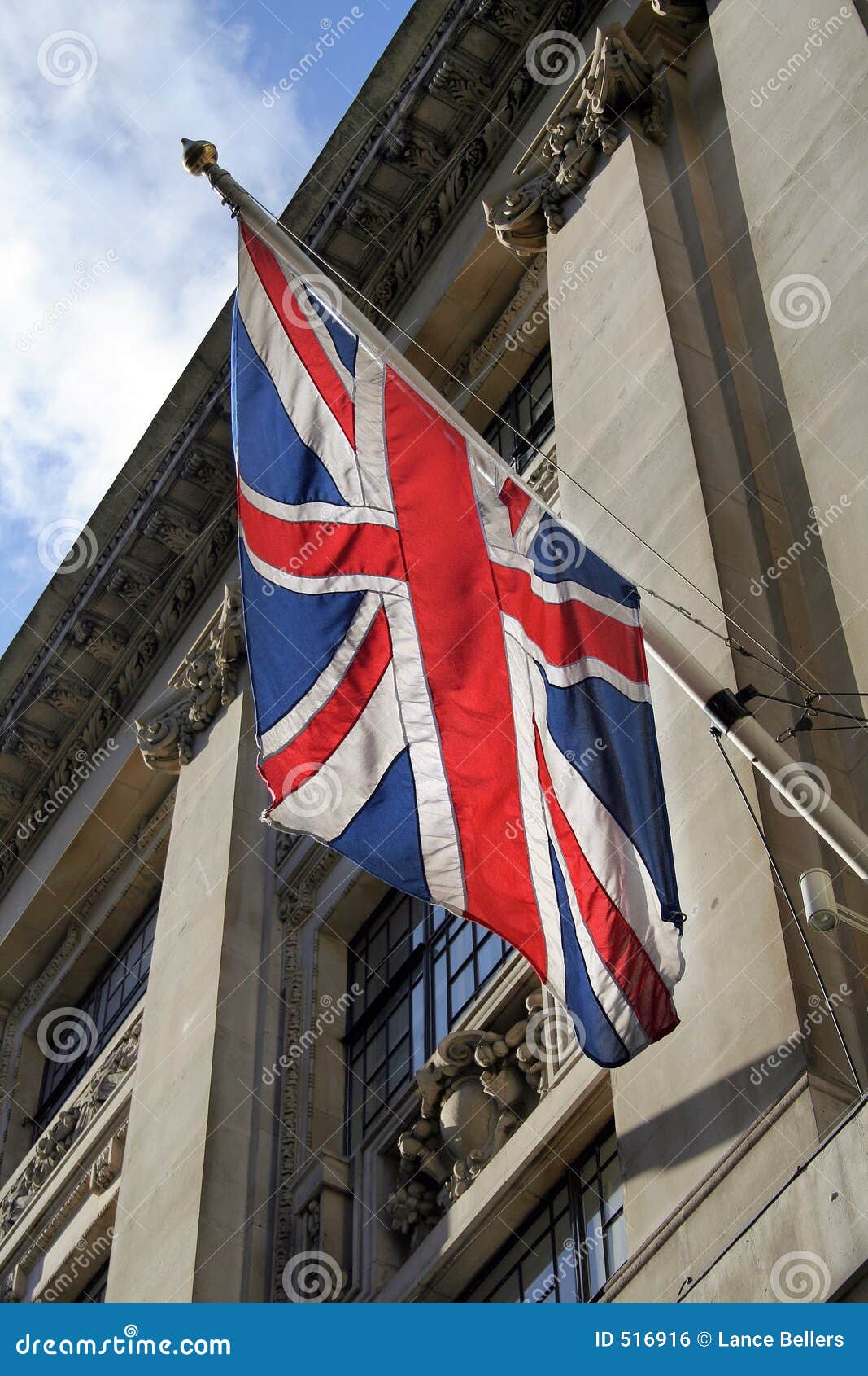 Von hinten beleuchtete Union- Jackmarkierungsfahne. Britische Markierungsfahne auf Geschäftsgebäude in zentralem London