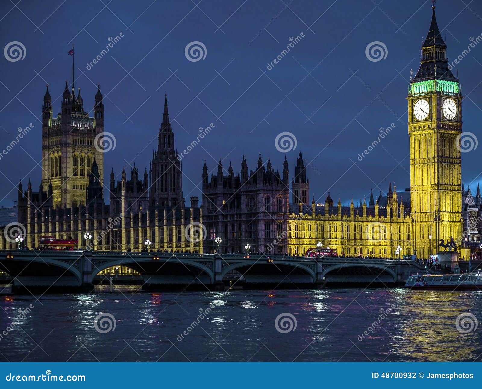 Von Scheinwerfern beleuchtet Parlamentsgebäude-Westminster-Brücke Big Bens (grünes Licht) nachts. Gestalten Sie Bild von großem Ben Houses des Parlaments und der Westminster-Brücke London nachts landschaftlich Großer Ben Lit oben mit einem grünen Dekor zur Weihnachtszeit