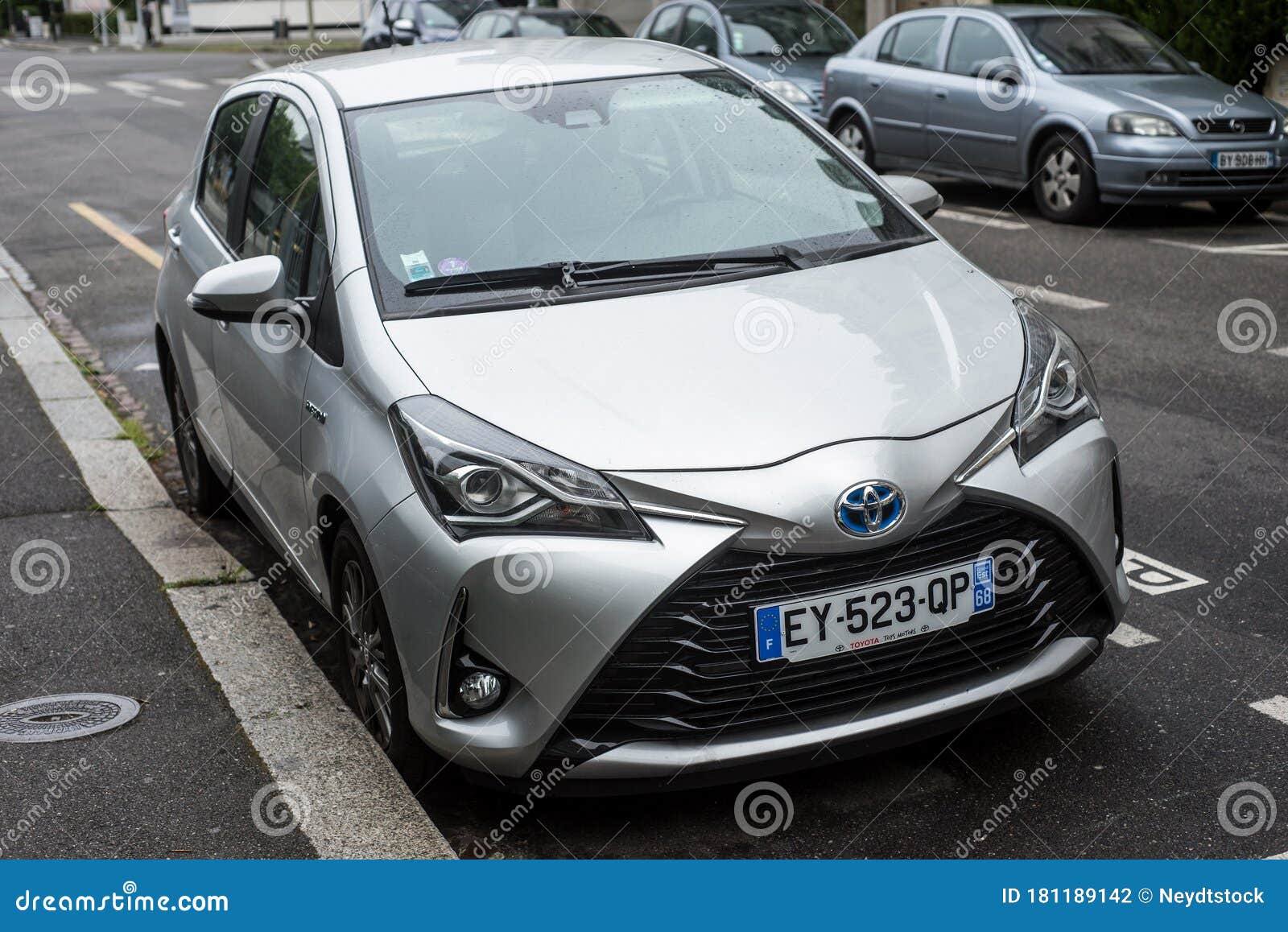 Vooraanzicht Grijze Toyota Hybride Auto Geparkeerd Op Straat Redactionele Fotografie - Image snelheid, openlucht: 181189142