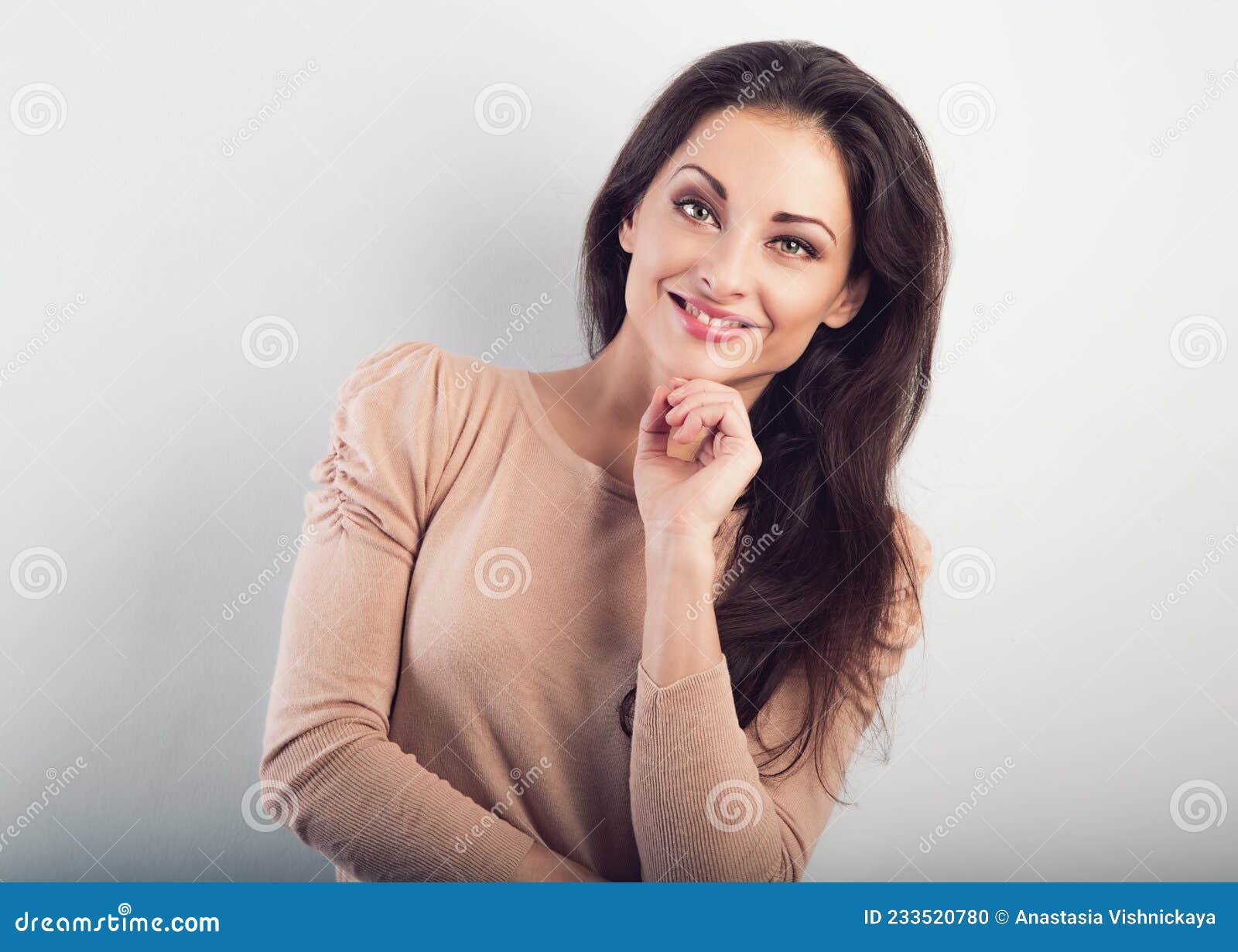 Vooraanzicht Mooie Denkende Vrouw Met Natuurlijke Make-up En Gezonde Gladde Huid Die Met De Hand Onder Het Gezicht Opkijkt in Een Stock Foto - Image of meisje, kaukasisch: