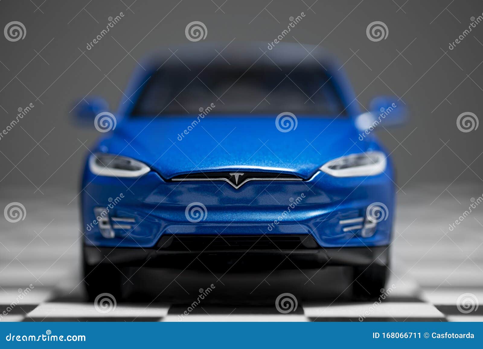 Vooraanzicht Van Een Blauwe Tesla Model X 90D-speelgoedmodelauto Op Een Ingecheckte Vloer - Image of voorzijde, ecologie: 168066711