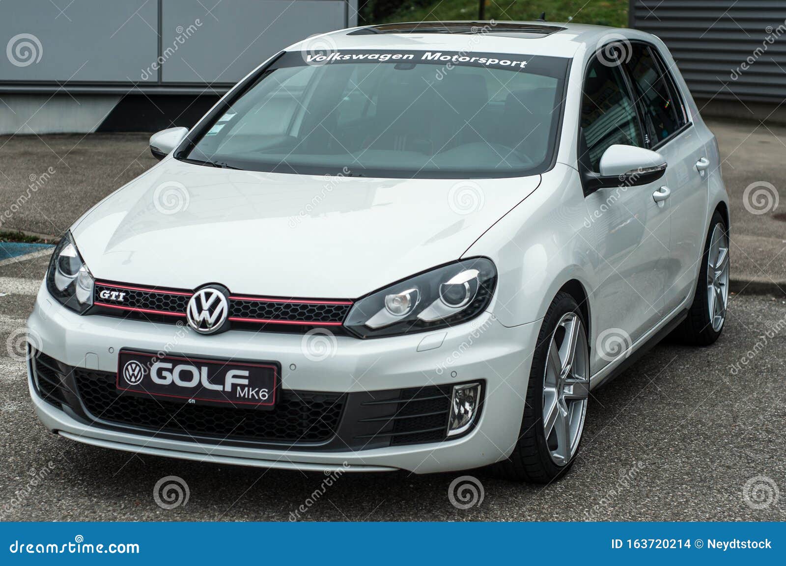 Vooraanzicht Van Het Volkswagen Golf GTI MK6 Geparkeerd in De Straat Redactionele Stock Afbeelding - Image of luxe, geparkeerd: