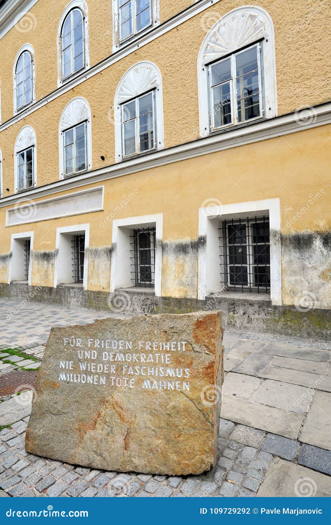 Voorgevel Van Huis Waar Adolf Hitler Geboren Was Redactionele