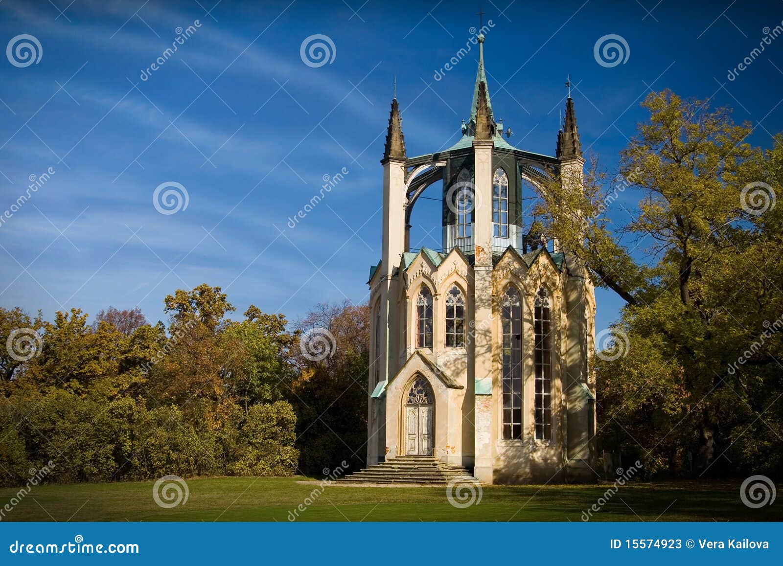Vooruitzichten-toren in Gotische Heropleving. Mooie neogotische vooruitzichten-toren in chateautuin - Krasny dvur - Tsjechische Republiek