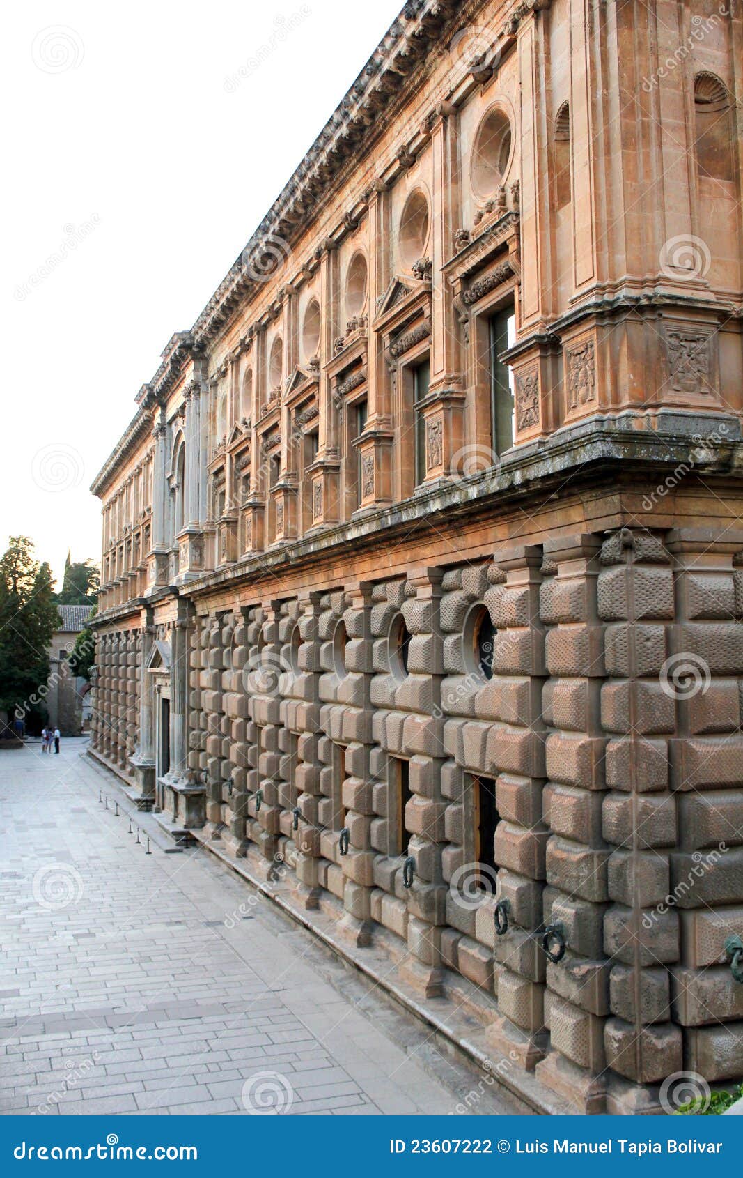 Voorzijde van het paleis van Charles V in Granada (Spanje).