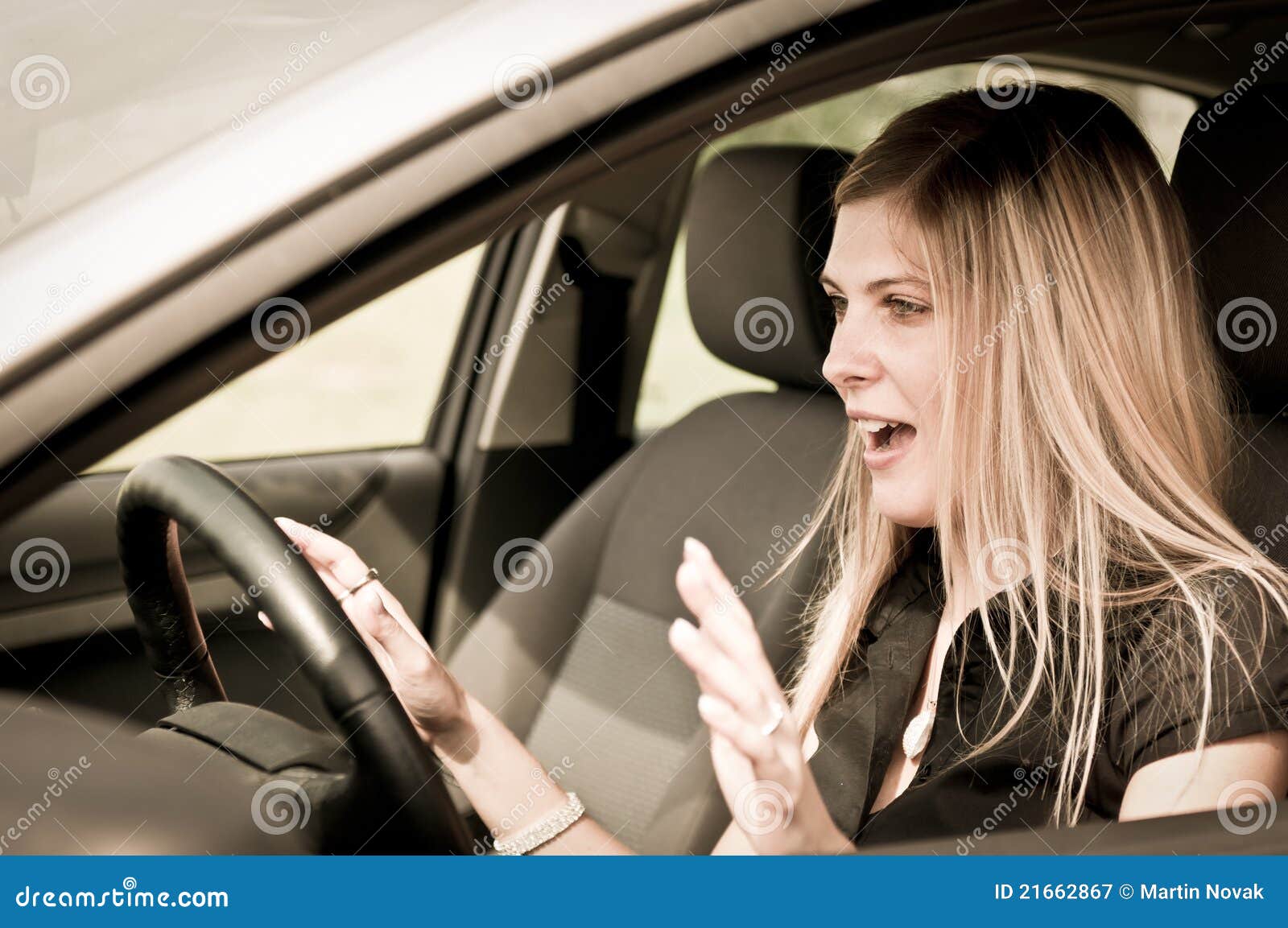 Vor Unfall Junge Frau Die Auto Antreibt Stockbild Bild Von Fenster Automobil 21662867