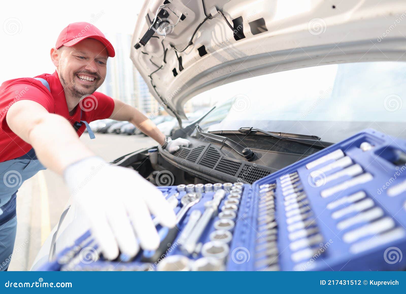 Vorarbeiter Öffnung Haube Auto Und Die Entnahme Von Metallwerkzeug