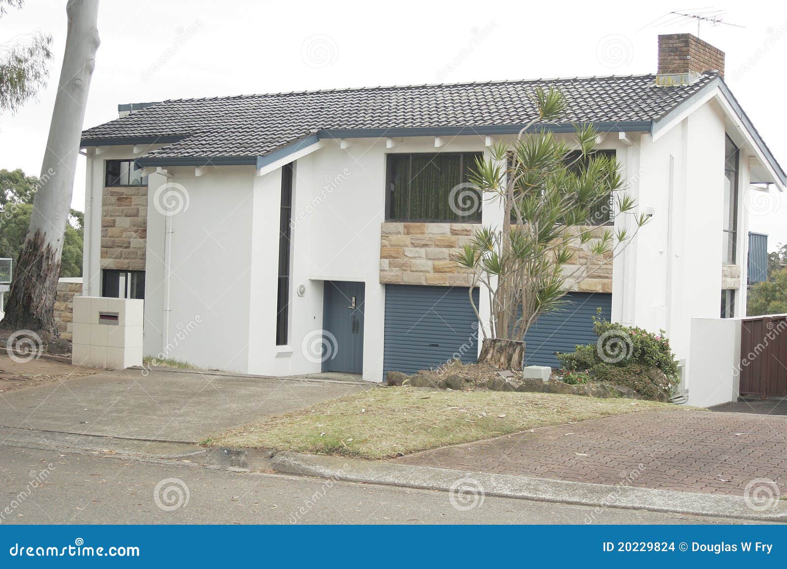 Vorstadthaus stockfoto. Bild von stadt, frontseite, amerikanisch - 20229824