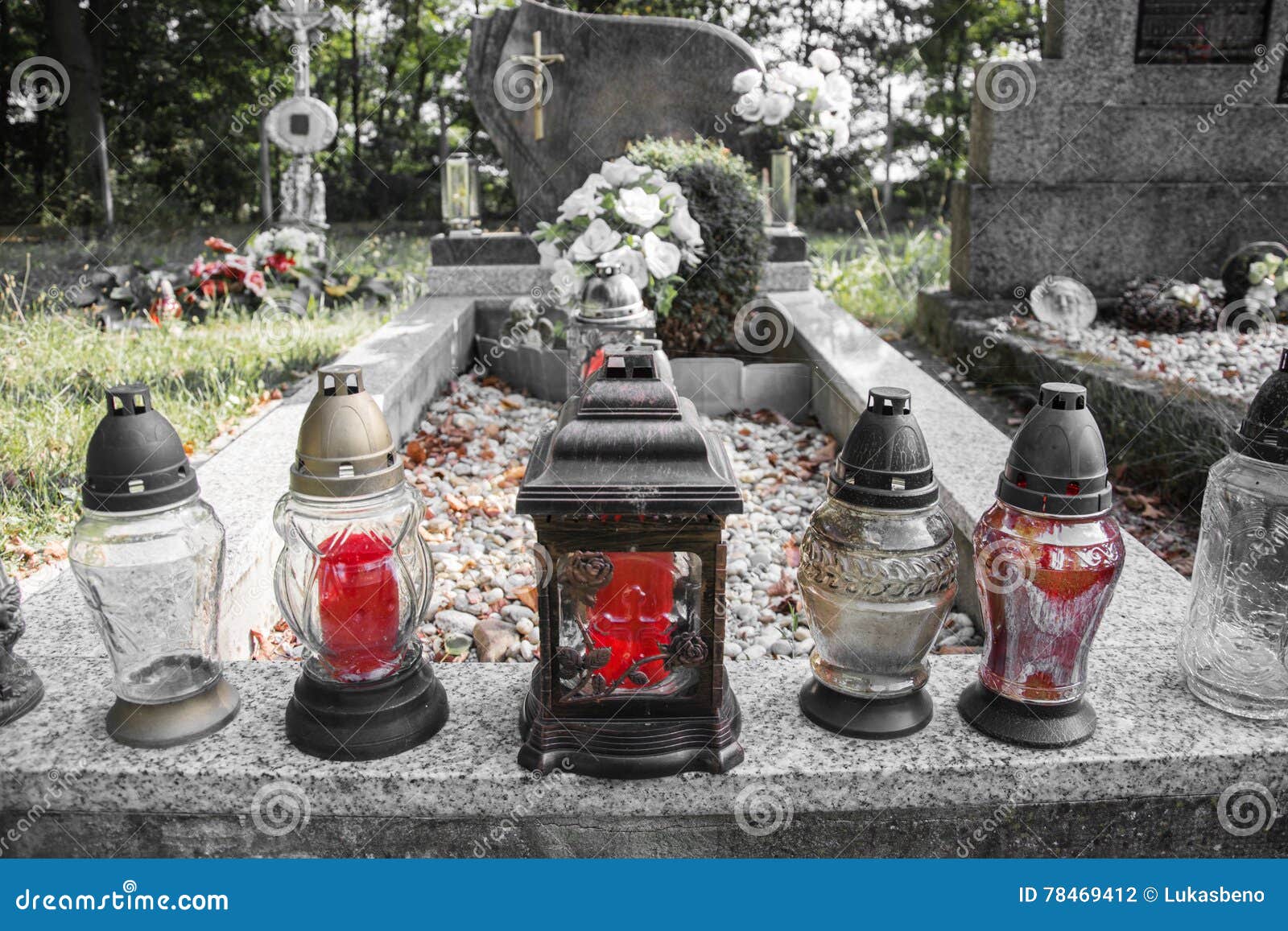 Могильная свеча. Свеча на могилу. Кладбищенские свечи. Свечка на кладбище. Ставят ли свечи на кладбище.
